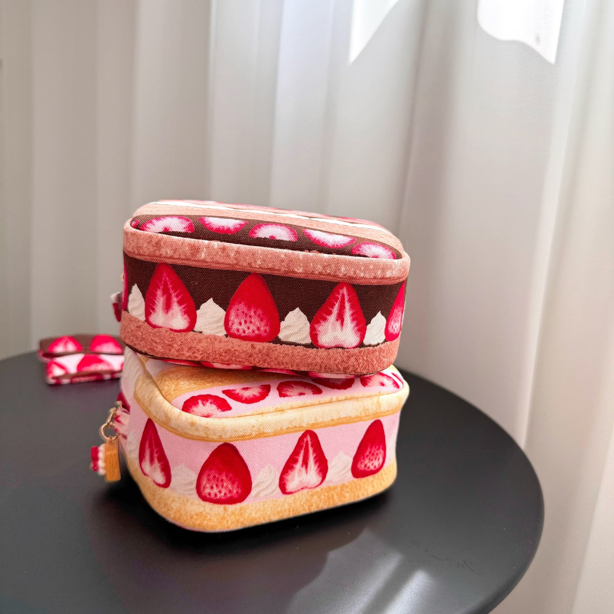 Bolsa com fecho de tecido japonês em forma de bolo de morango