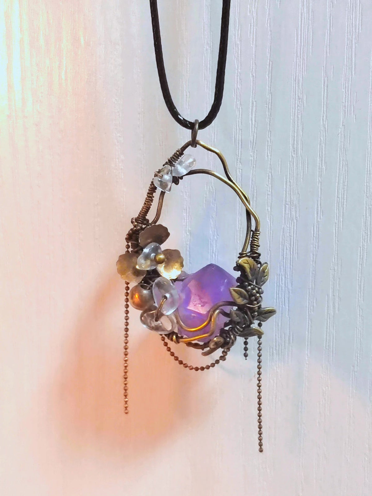 Collar de latón tejido con amatista