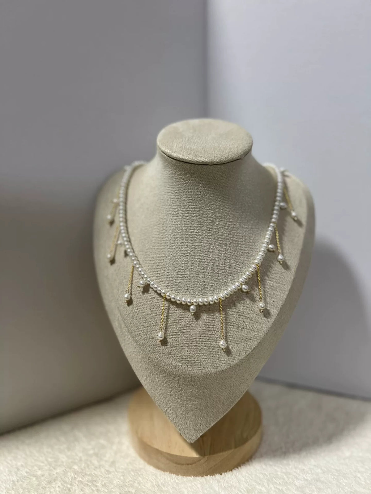 Collier aux perles d'eau douce et frange dorée