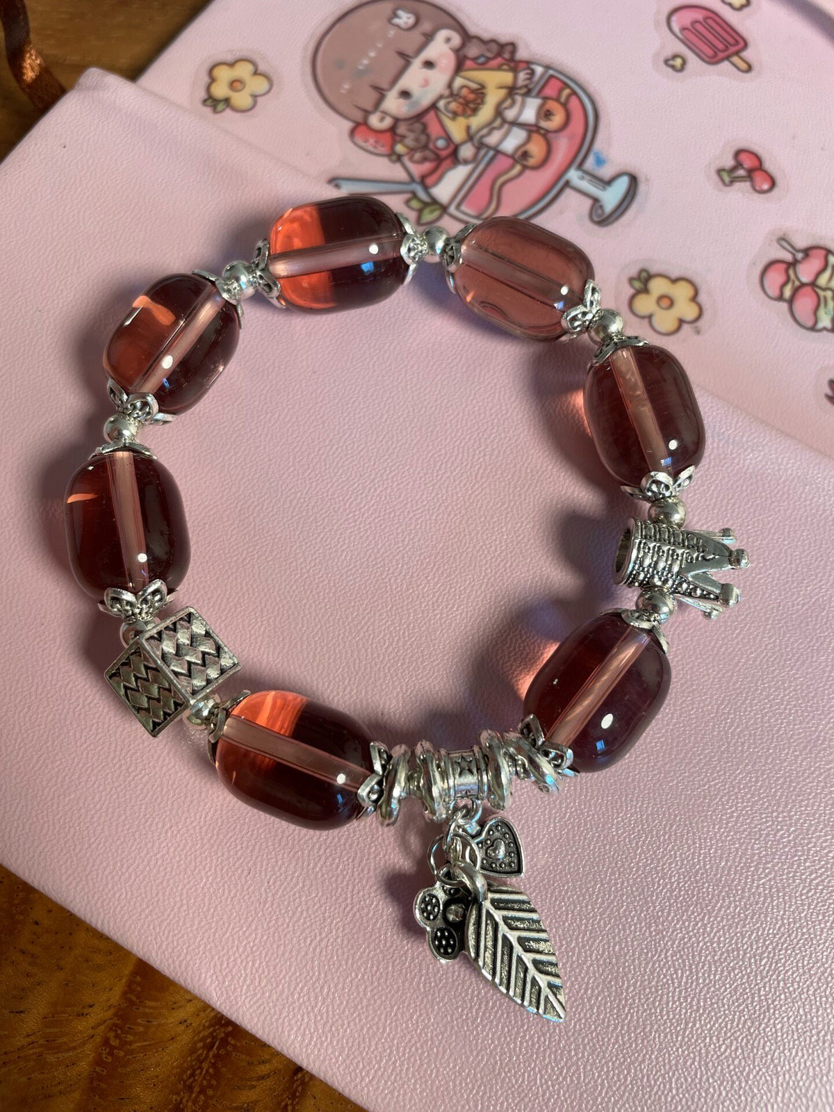 Pulseira de Contas de Vidro Vermelho Granada com Charms Prateados