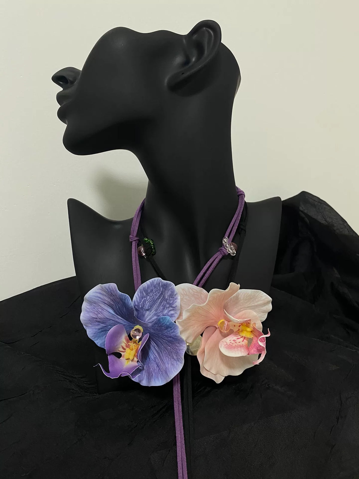 Lilaer Orchideen-Choker-Halskette, 8 cm Blüte