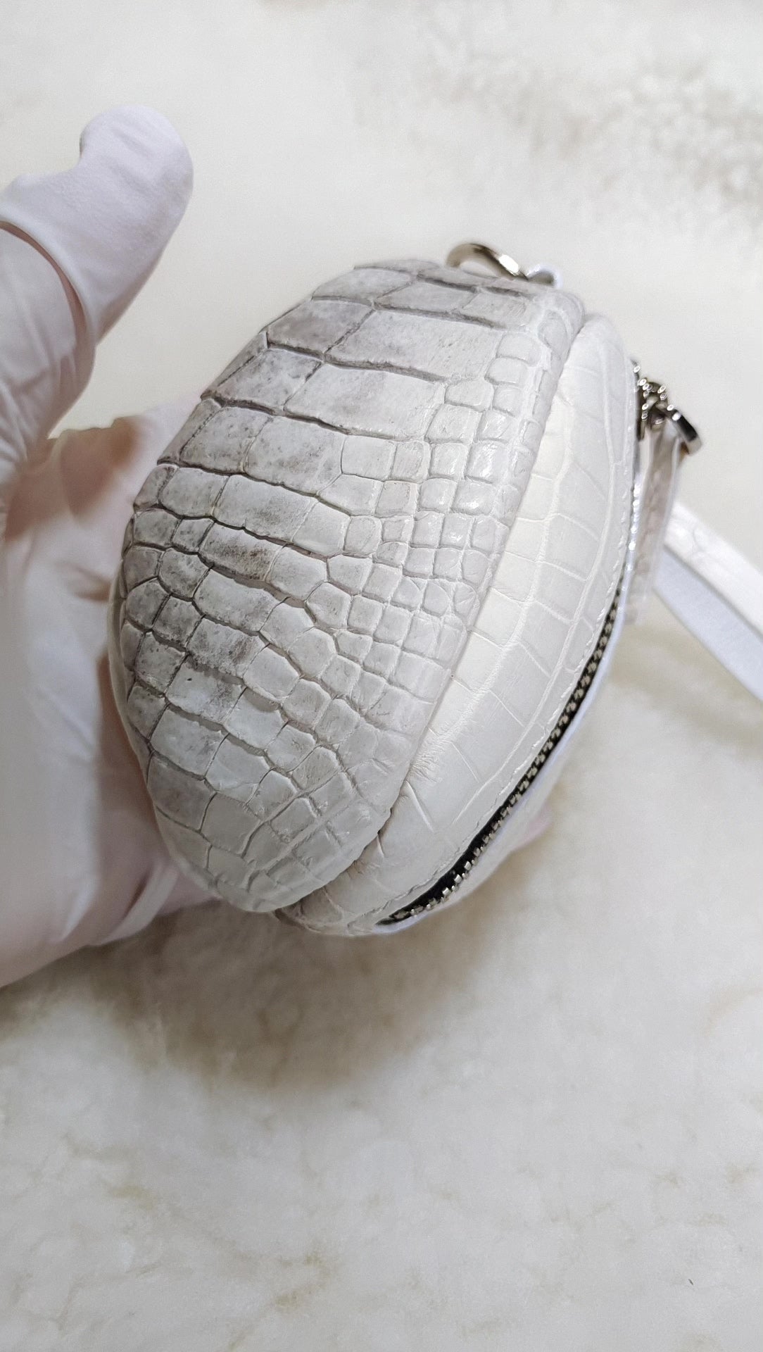 Pochethette ballon en cuir de crocodile de l'Himalaya