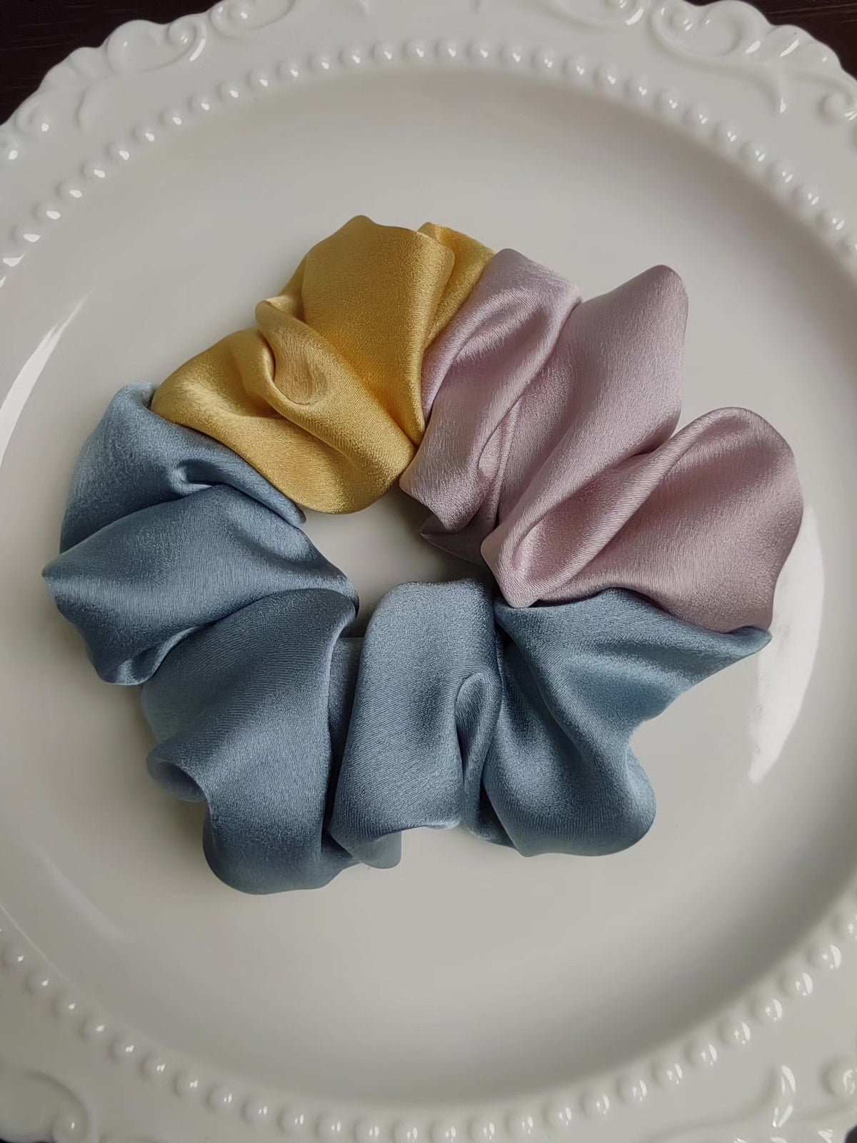 Tri-farbiges Kunstseide-Scrunchie