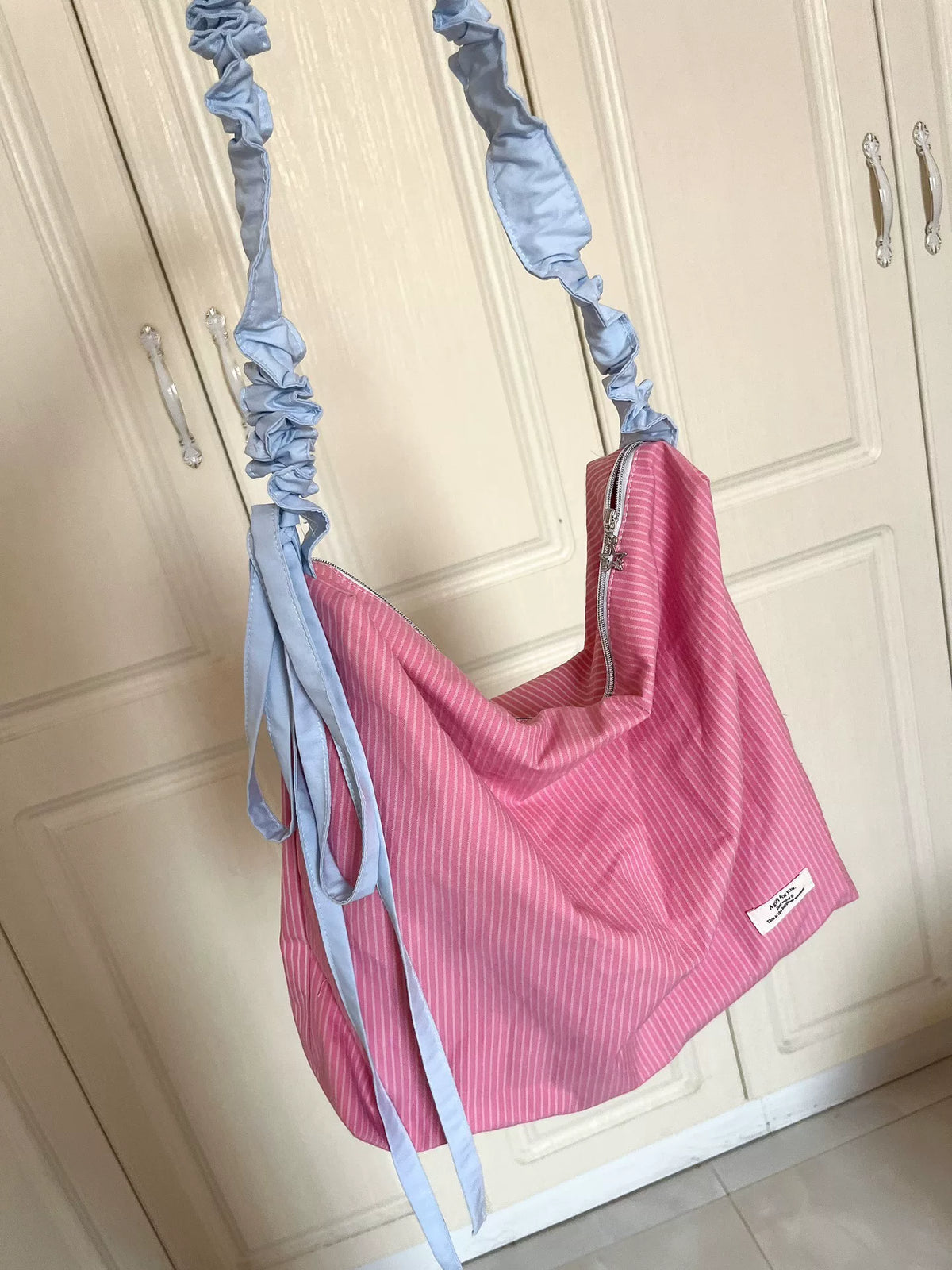 Handgjord rosa och blå crossbody- och axelväska
