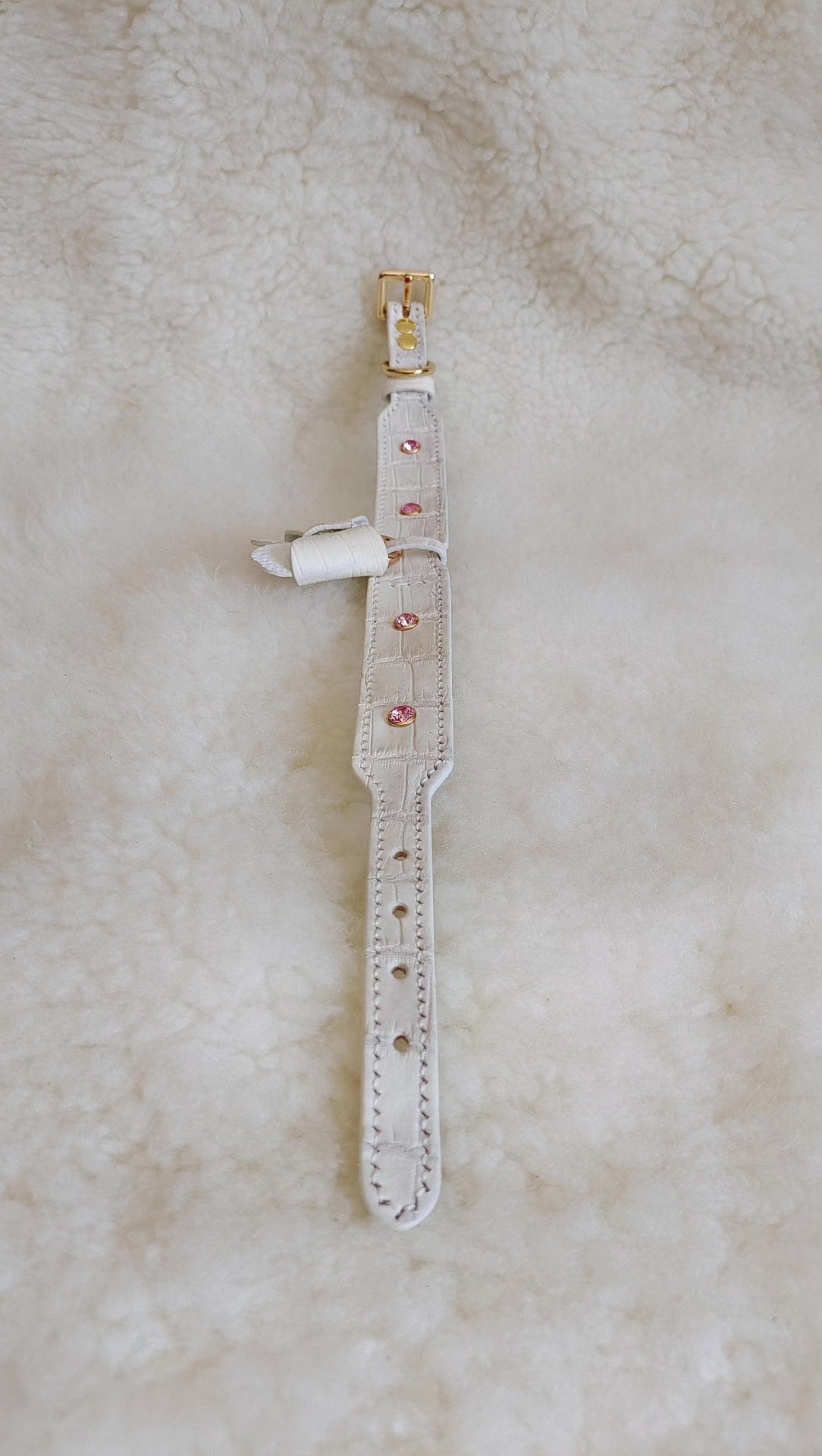 Handgjord hundhalsband i krokodilläder med rosa kristaller