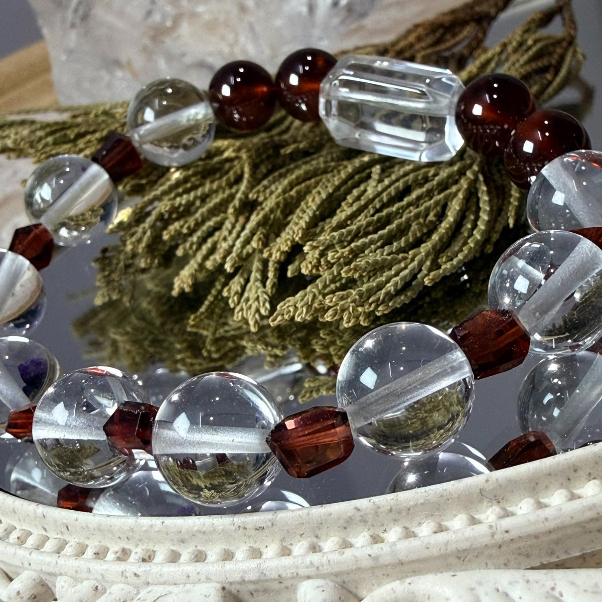 Naturligt armband med klarkvarts och granat