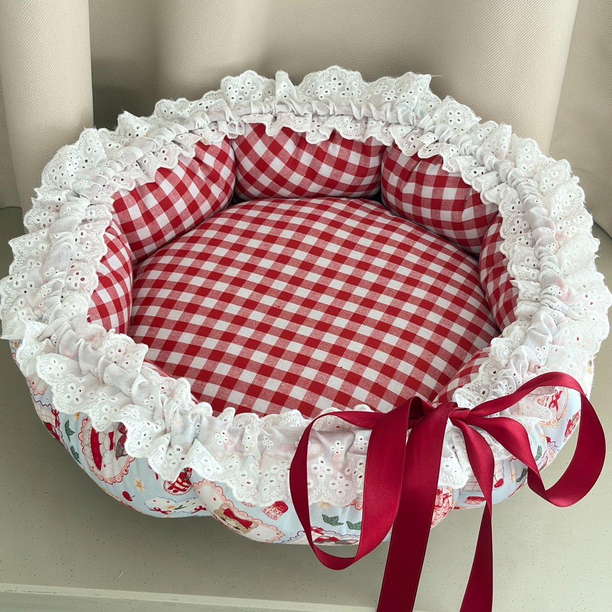 Circular Cat Bed with Cotton Lace Trim