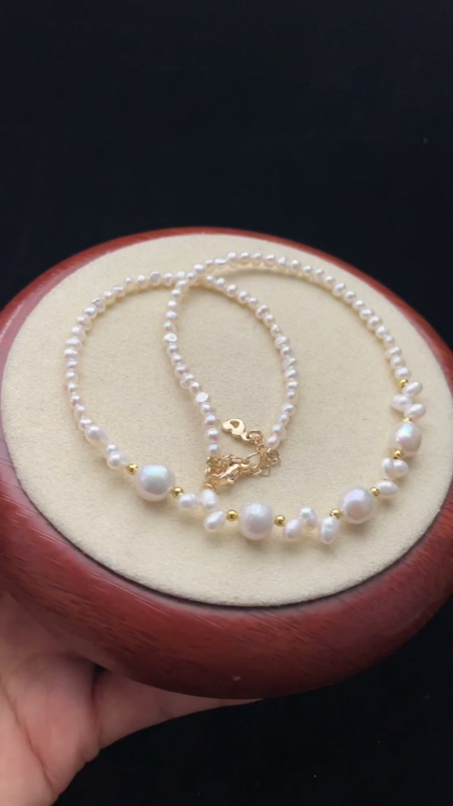 Collier ras-du-cou en perles naturelles