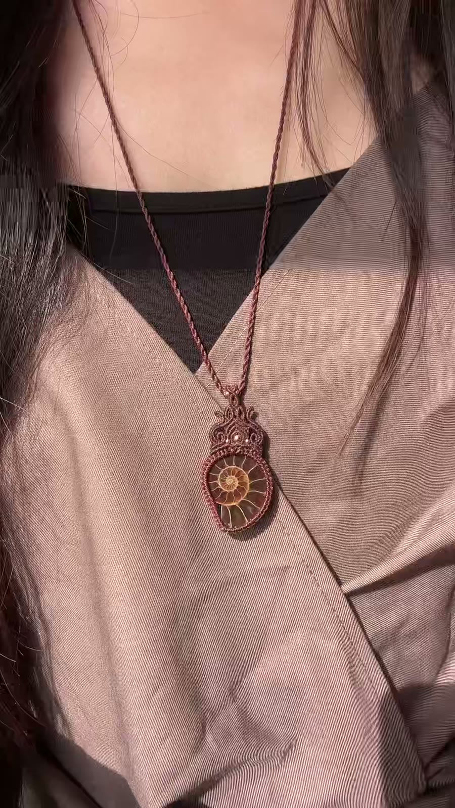 Collier macramé avec pendentif fossile d'ammonite