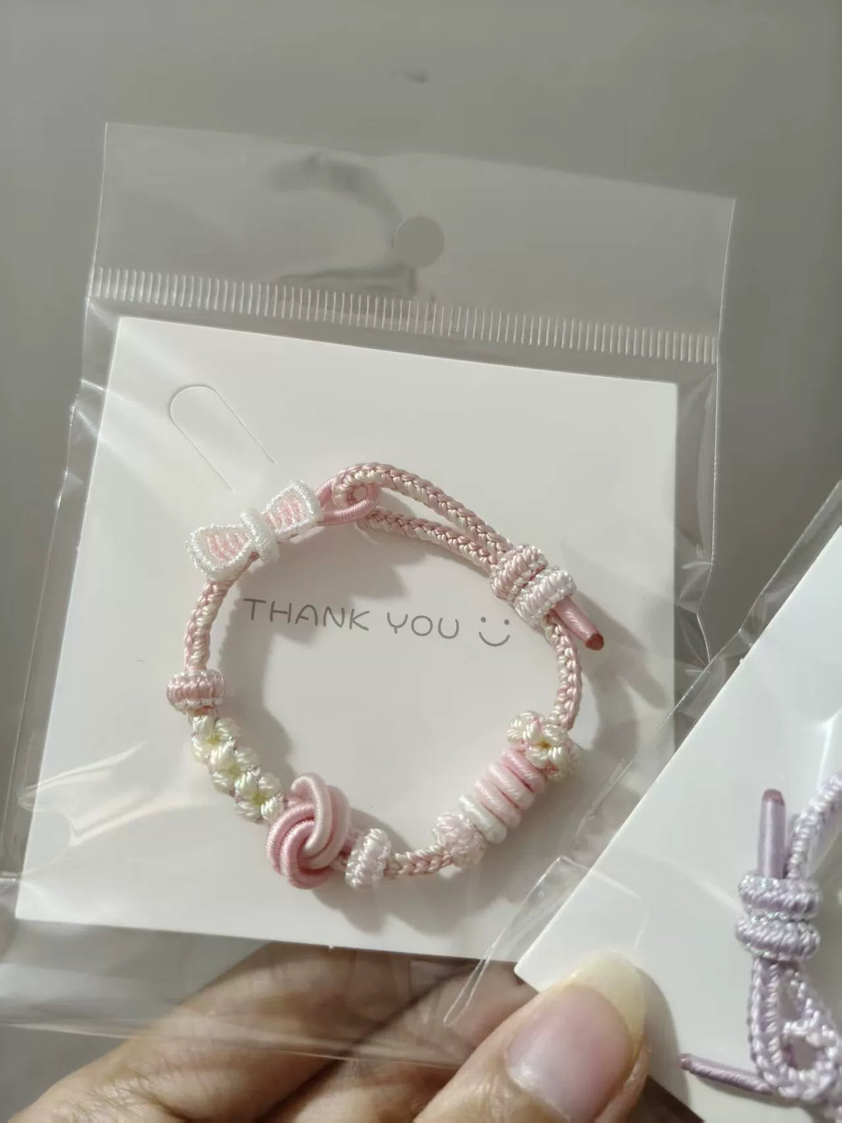 Pulseira Artesanal com Gradiente Rosa e Branco e Laço