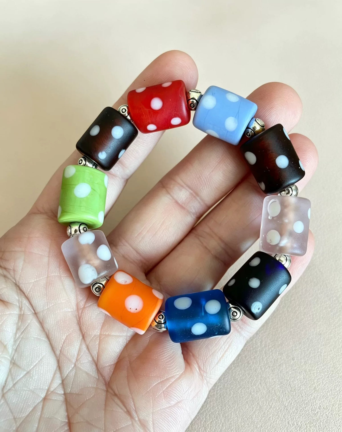 Bracelet extensible en perles de verre mat à pois blancs