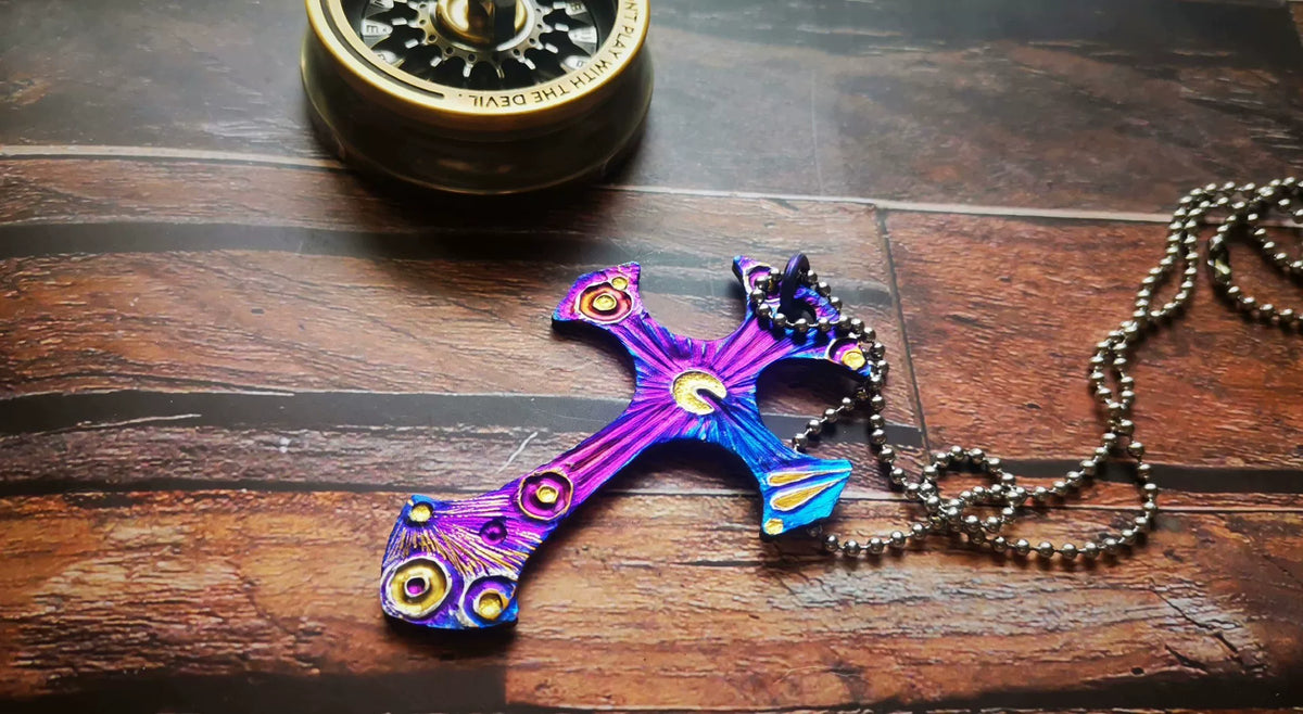 Pendentif en alliage de titane sculpté à la main