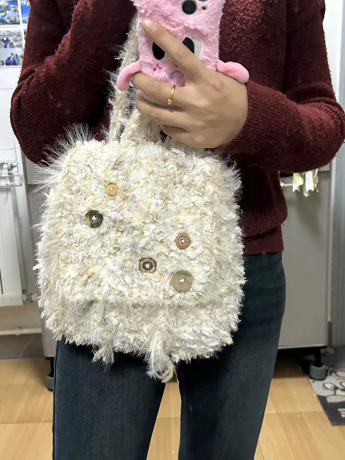 Mochila de hilo peludo tejida a ganchillo a mano