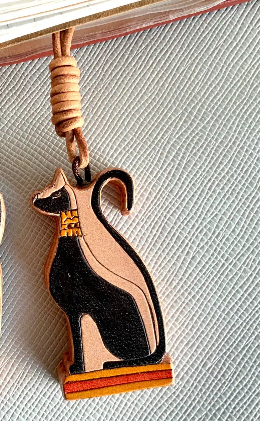 Set di charm in pelle italiana con gatti egizi incisi a mano