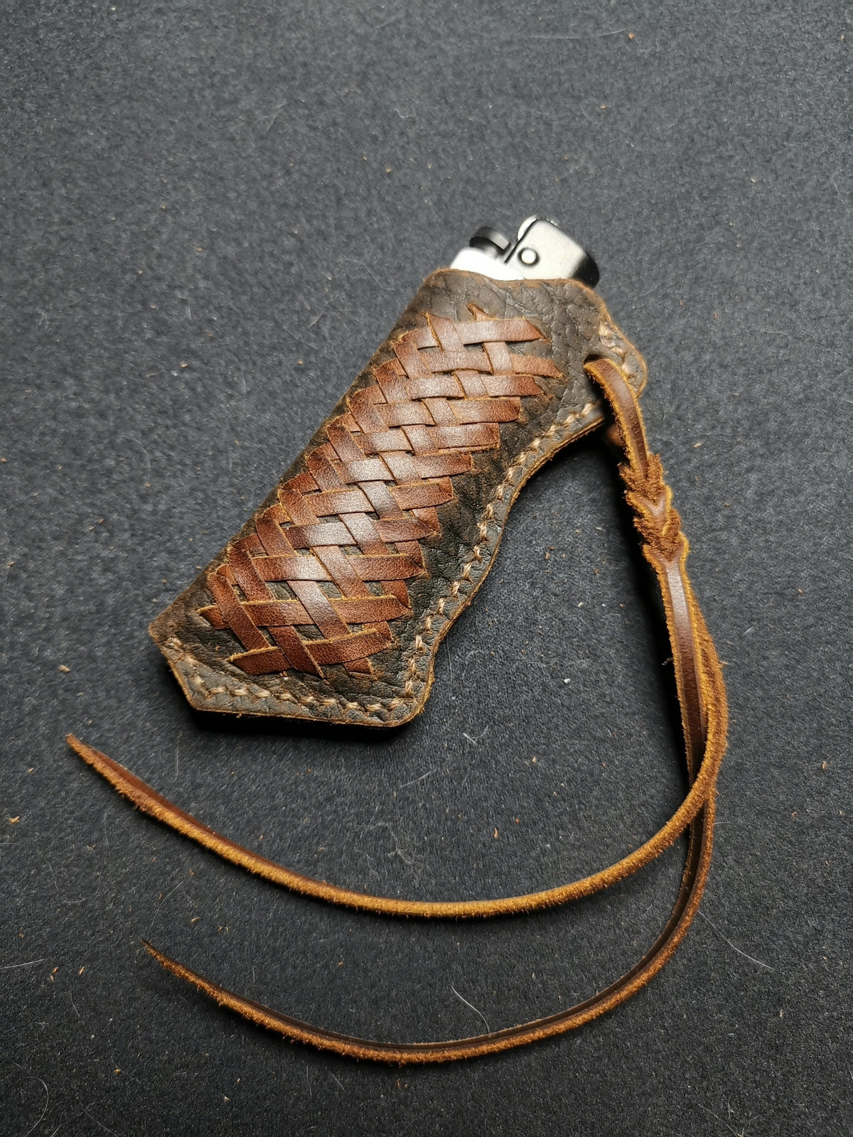 Funda para Encendedor de Piel de Cordero Tejida a Mano