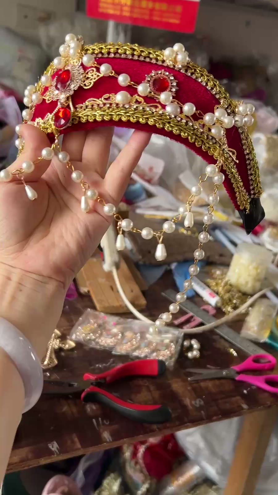 Corona Tudor Carmesí Profundo con Perlas