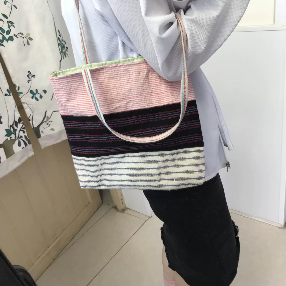 Bolso tote de algodón tejido a mano con rayas rosa y marino