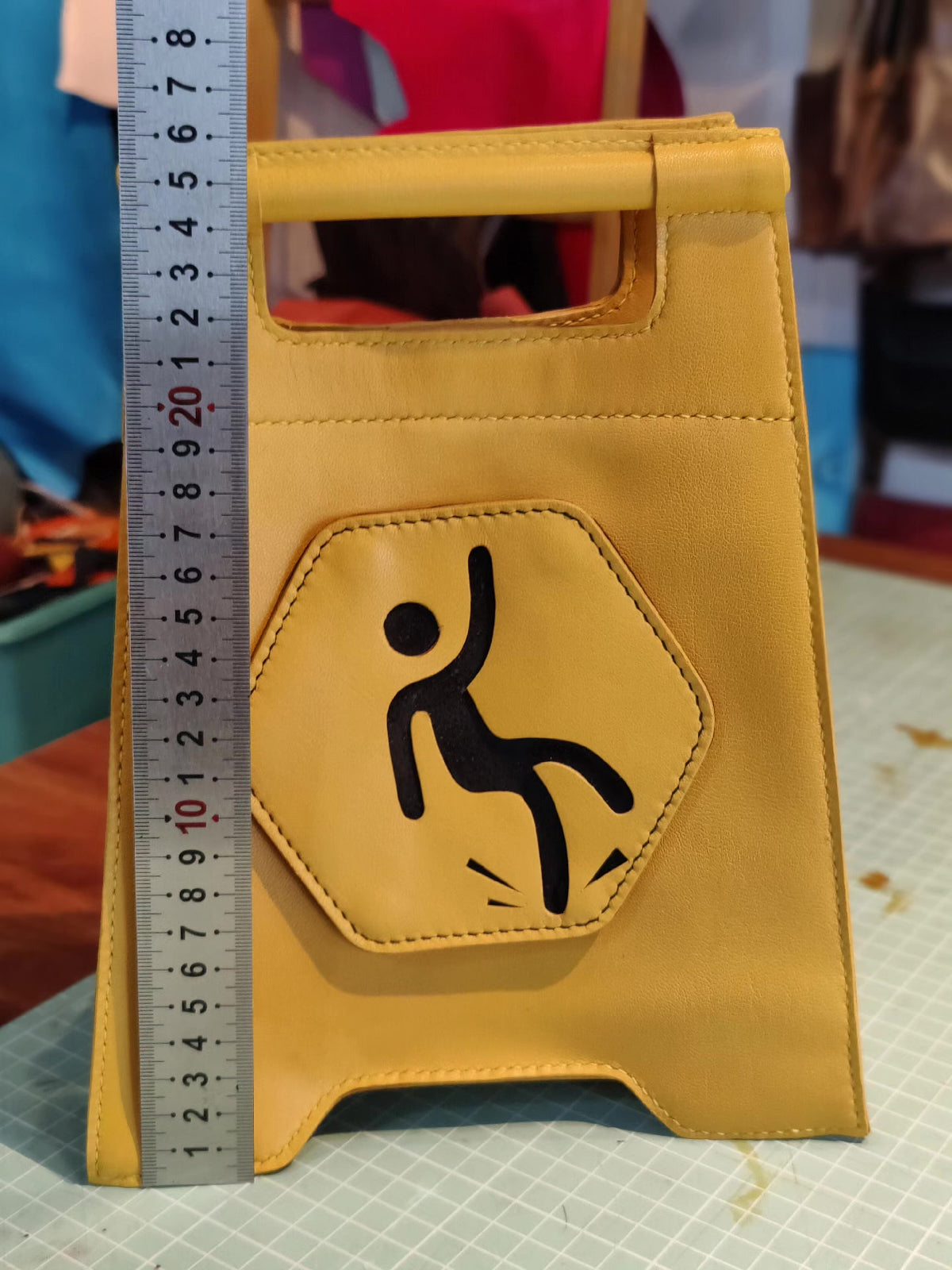 Handgemaakte mosterdgele leren pouch met handvat