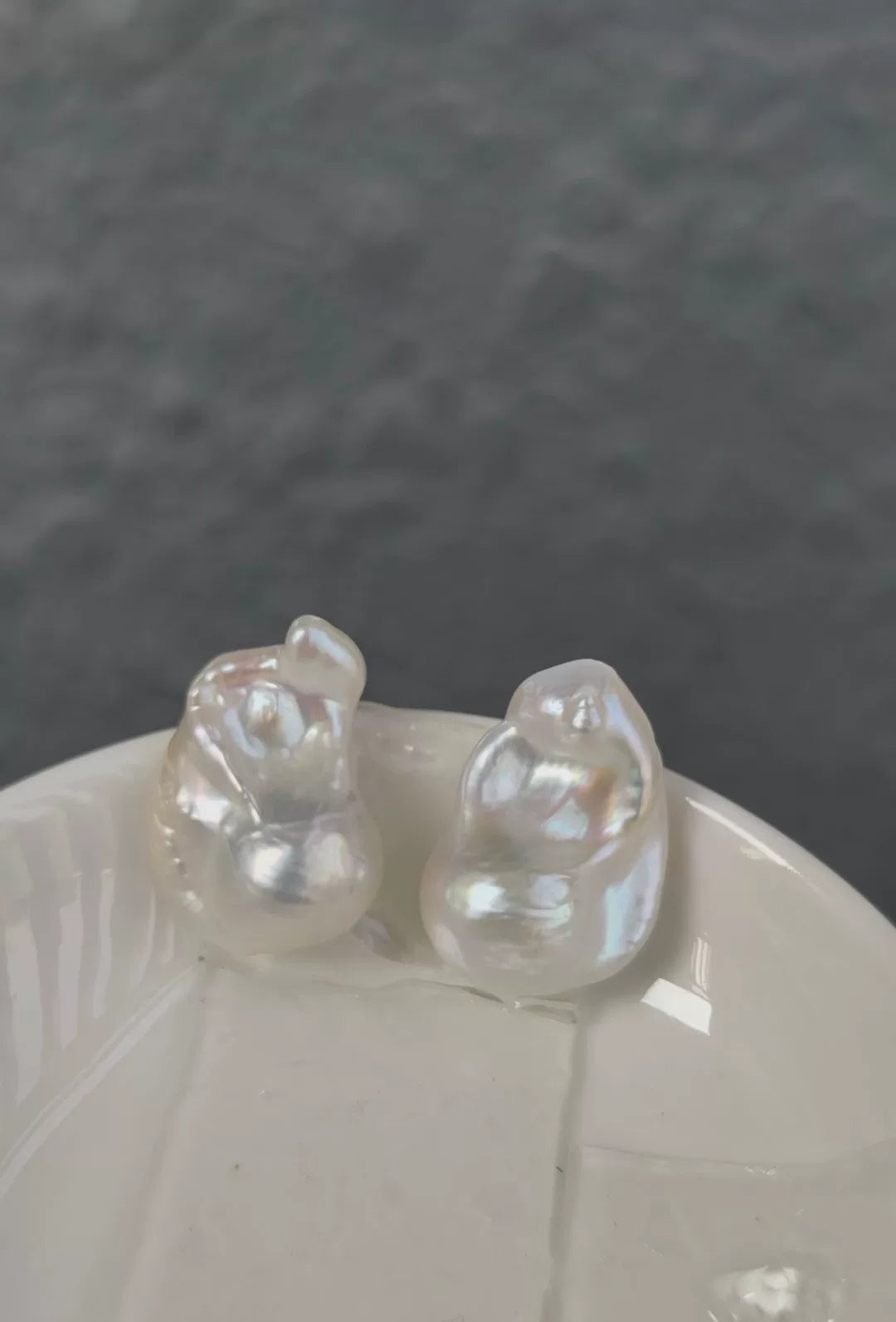 Paire de perles baroques d'eau douce blanches et roses