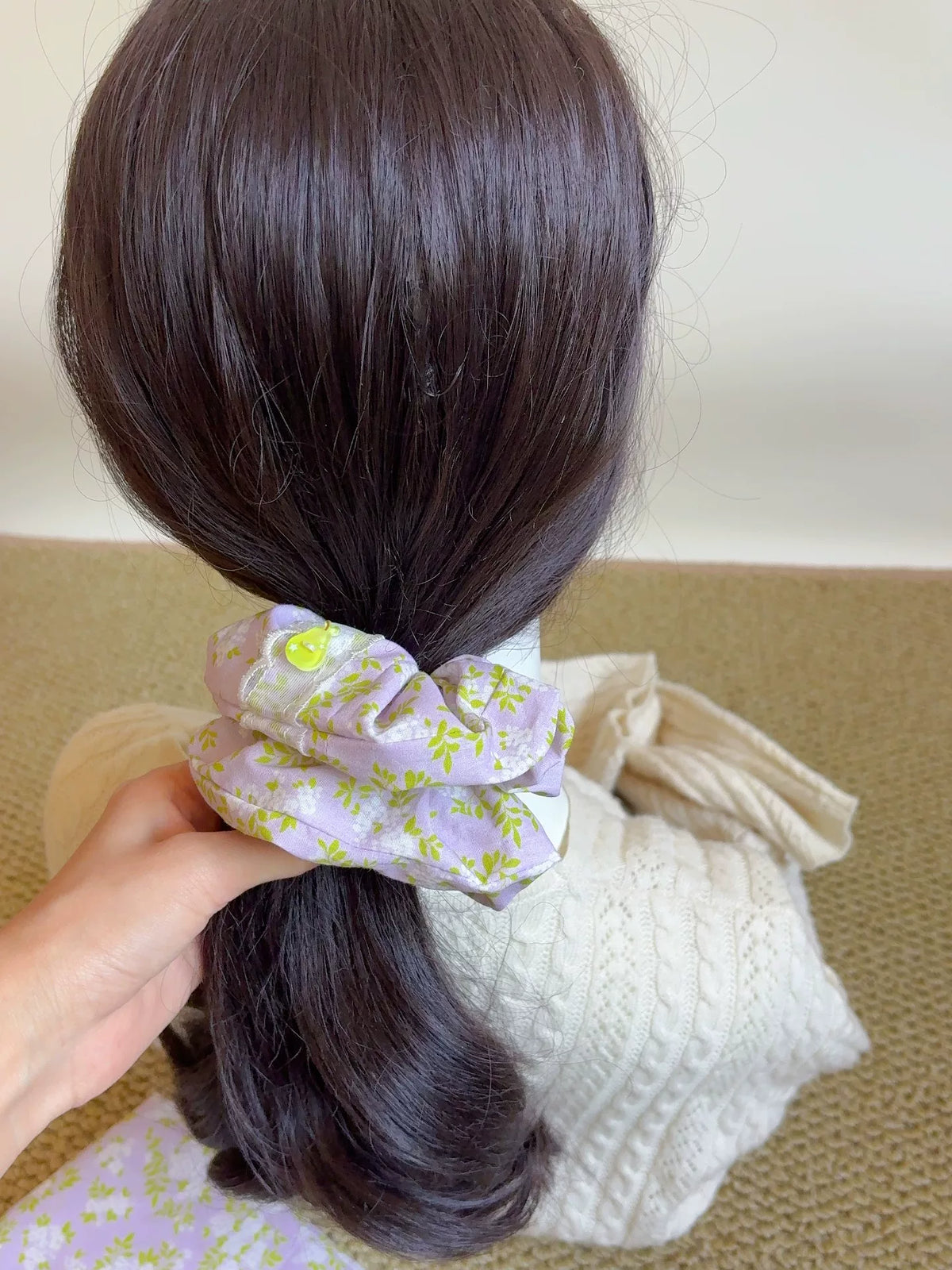 Scrunchie in cotone con fiori di pero lilla
