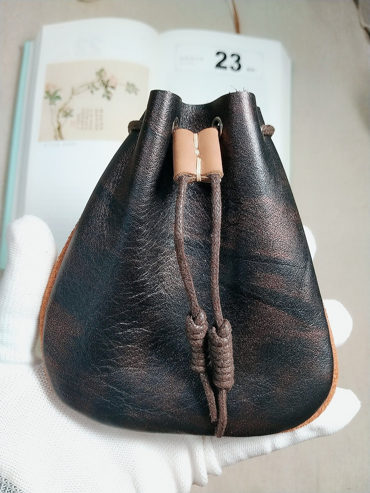 Bolsa de cuero plena flor con cordón, hecha a mano