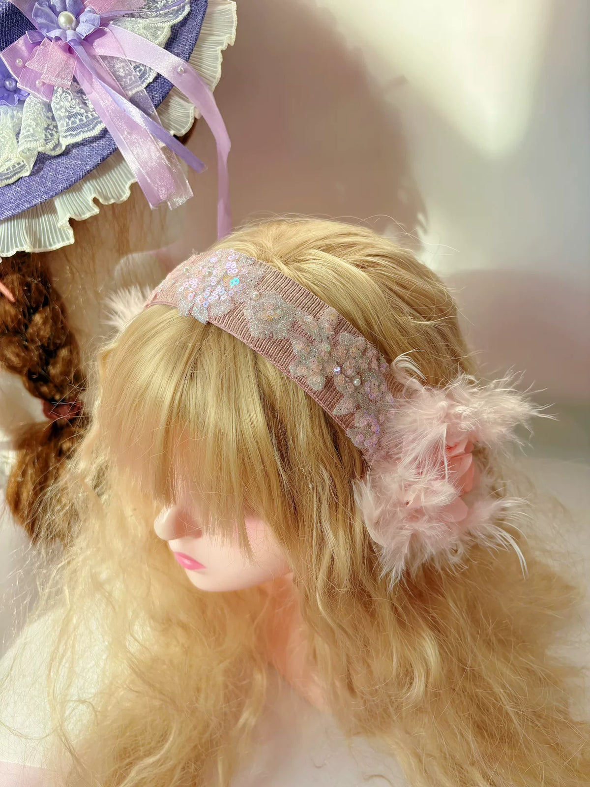 Diadema artesanal de encaje y plumas rosa Lolita