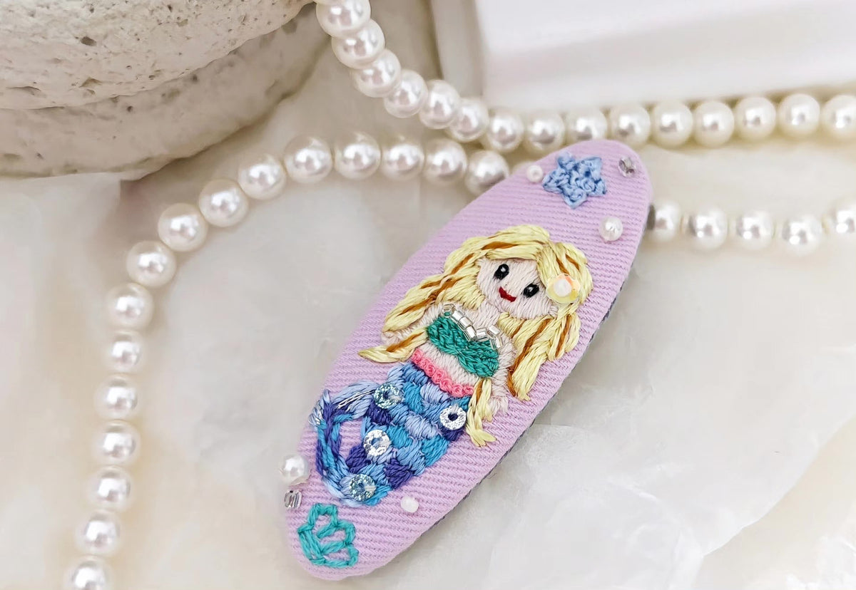 Barrette à cheveux brodée sirène rose lilas