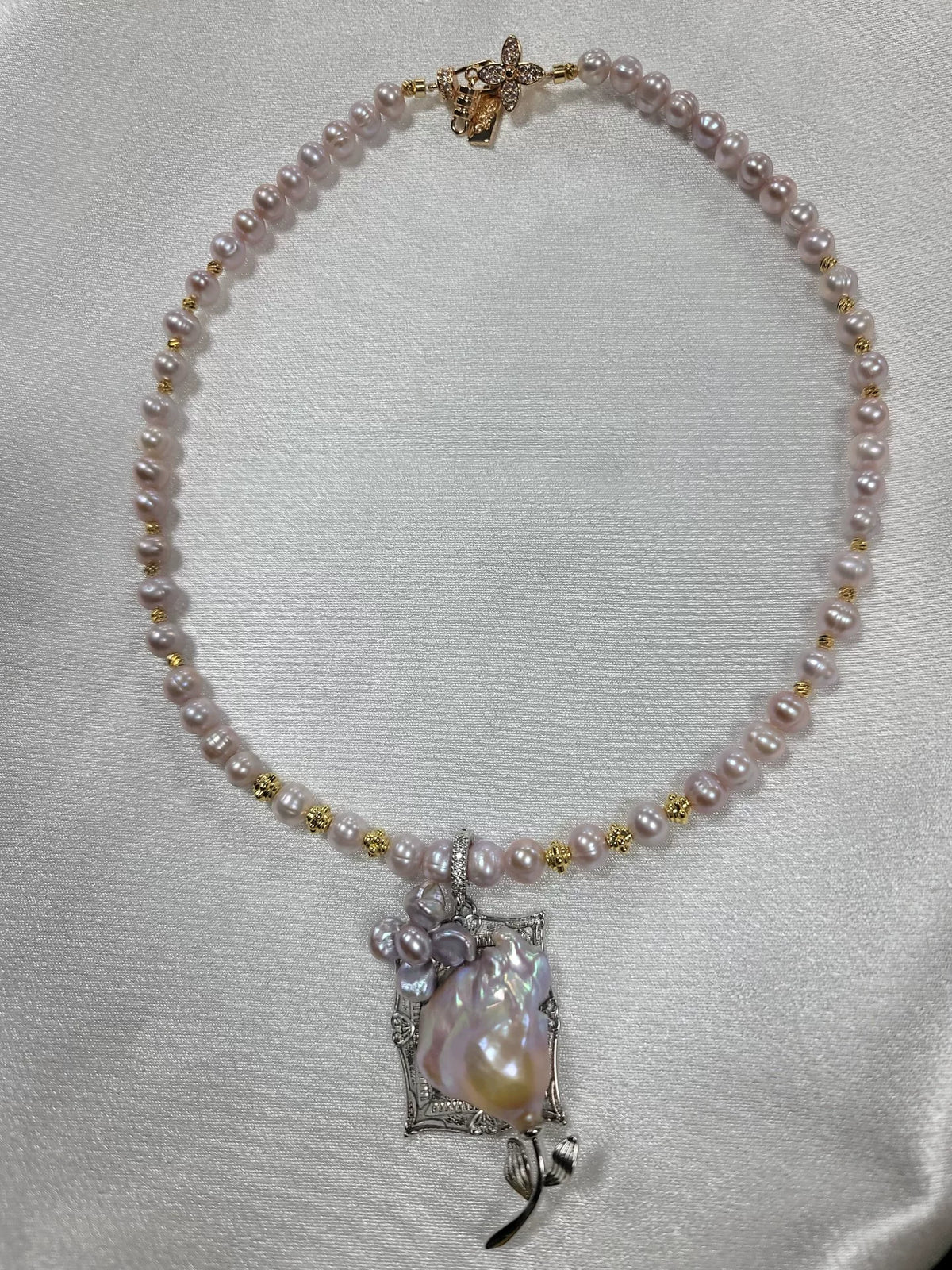 Collier de perles roses avec pendentif en perle mabé bleu-violet