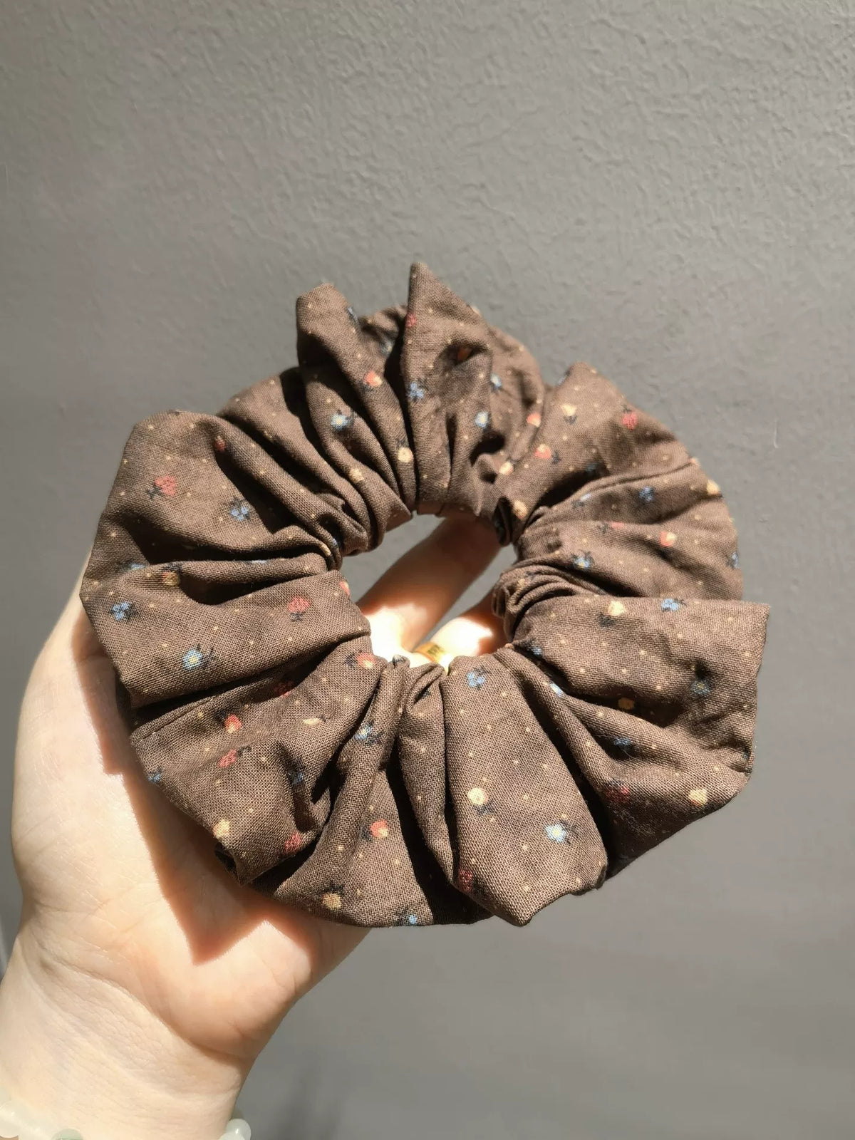 Scrunchie in cotone con fiori marroni fatto a mano