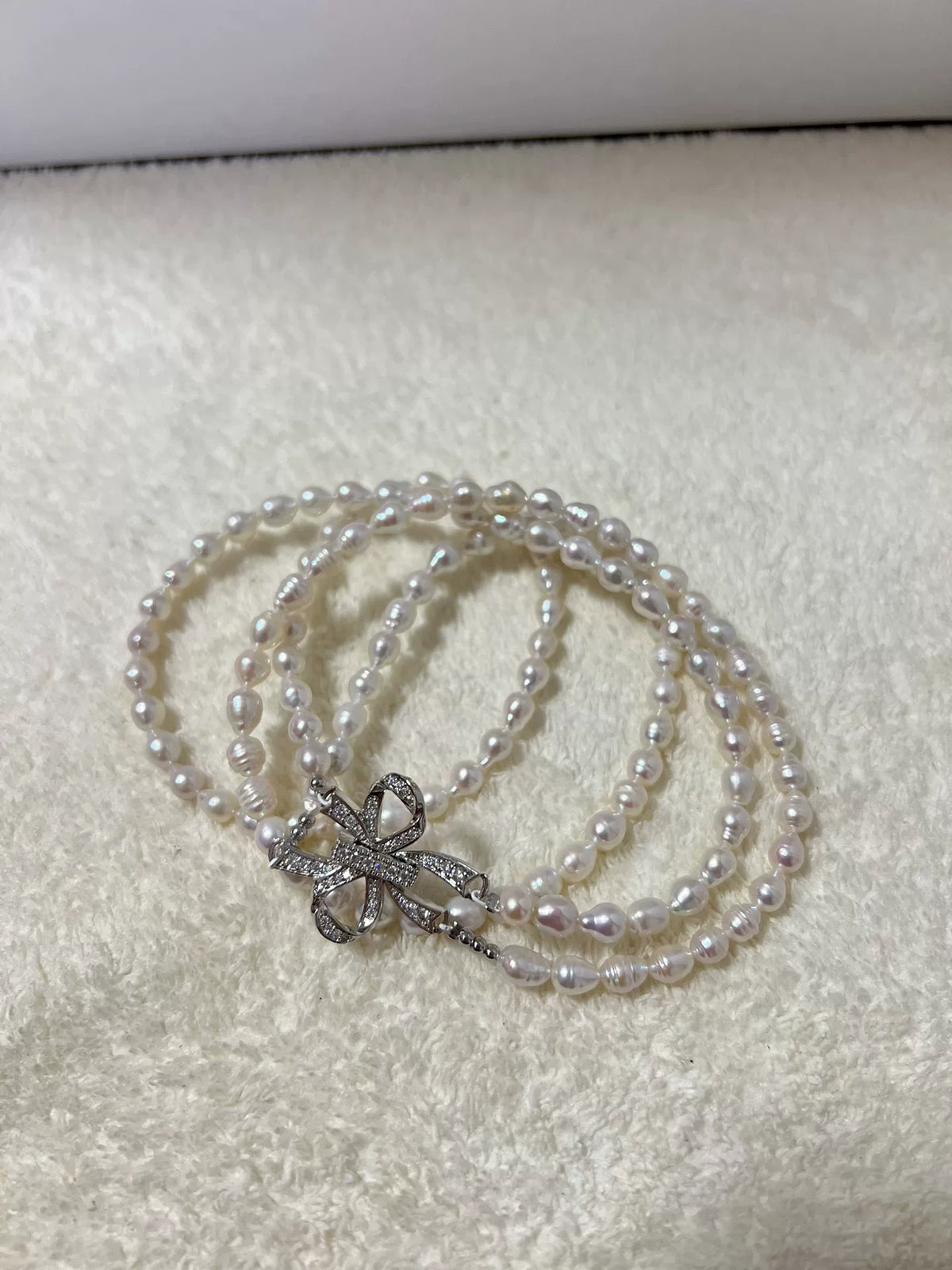 Collier à deux rangs de perles d'eau douce fermoir nœud