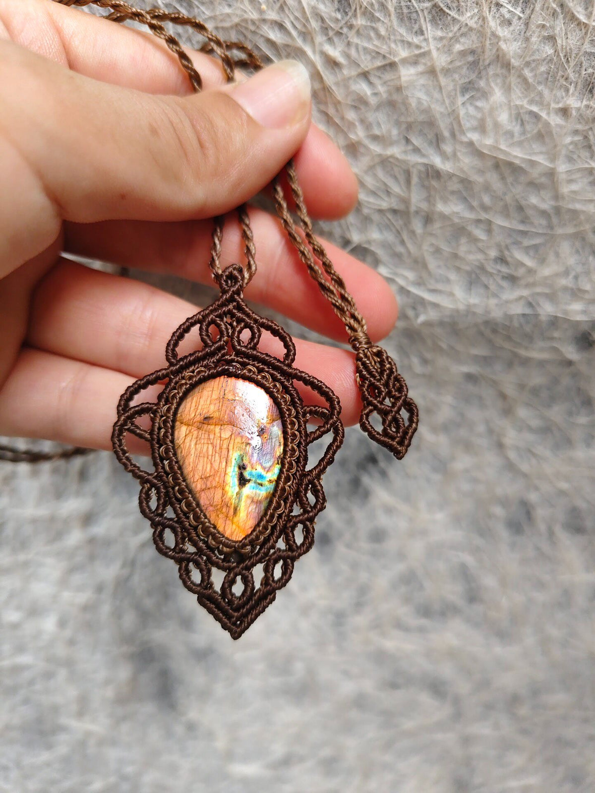 Colar de Macramê com Cordão e Labradorita Feito à Mão