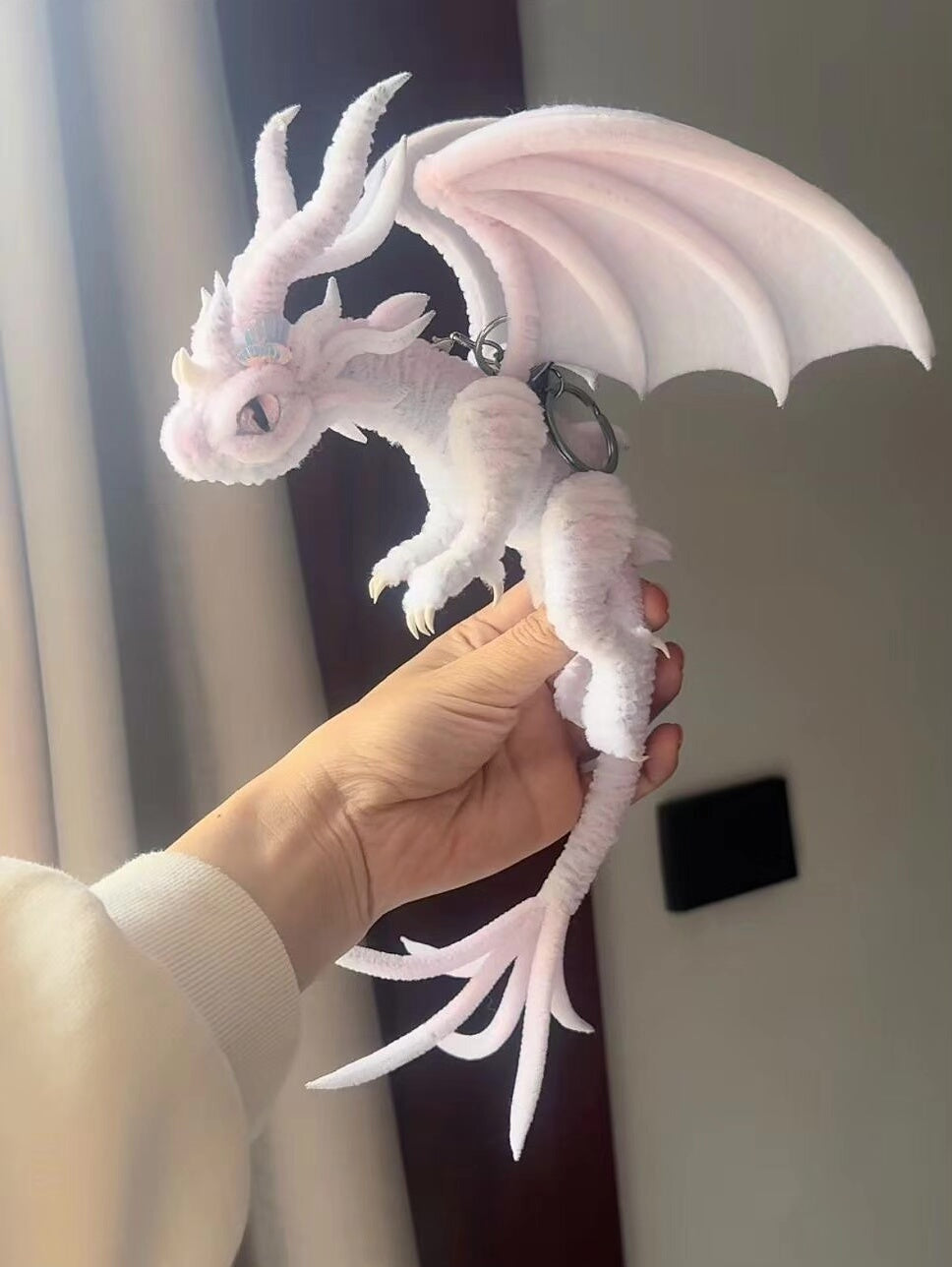 Chaveiro de Dragão em Chenille Rosa e Branco