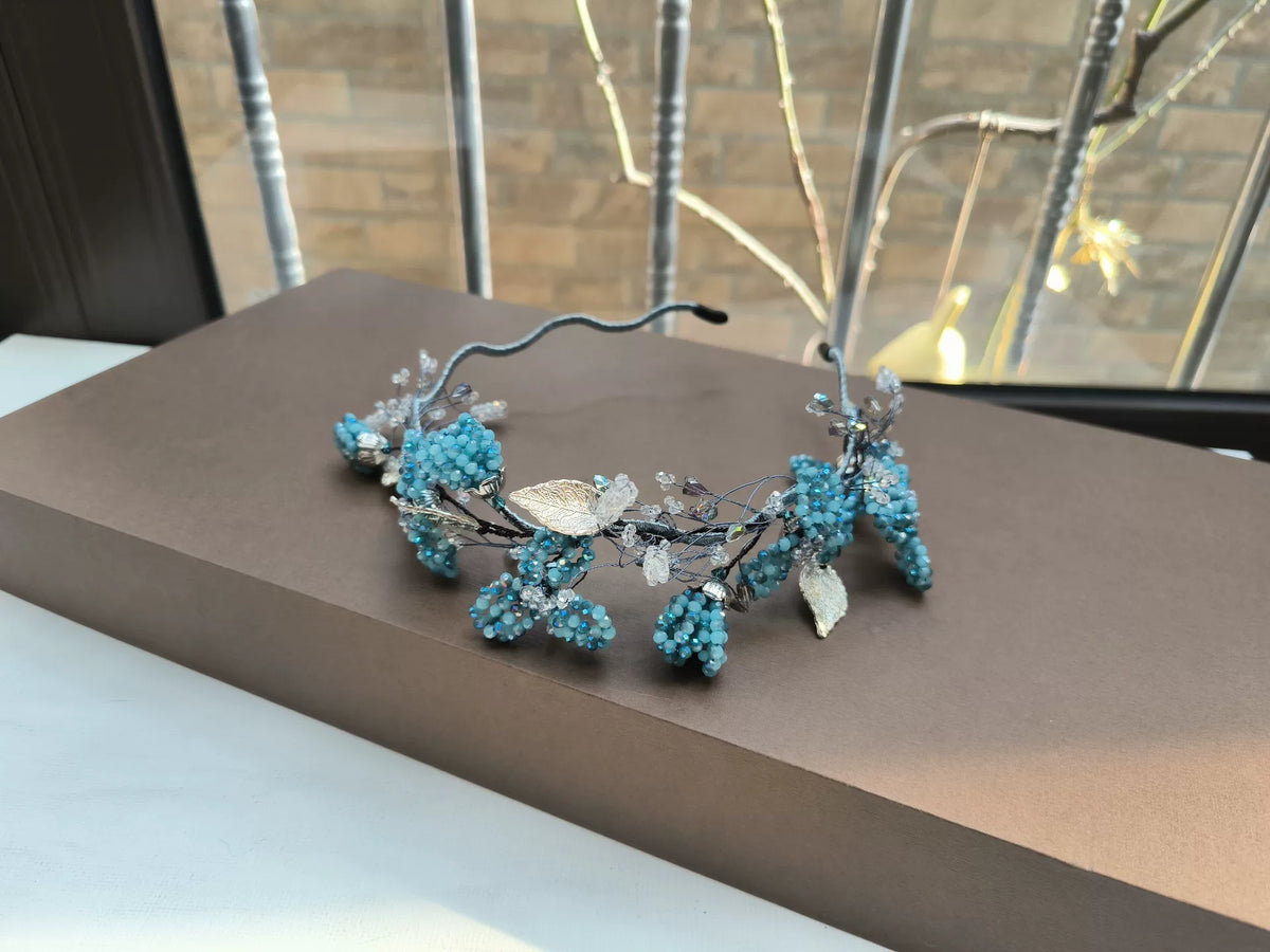 Bandeau fleuri en cristal bleu fait main