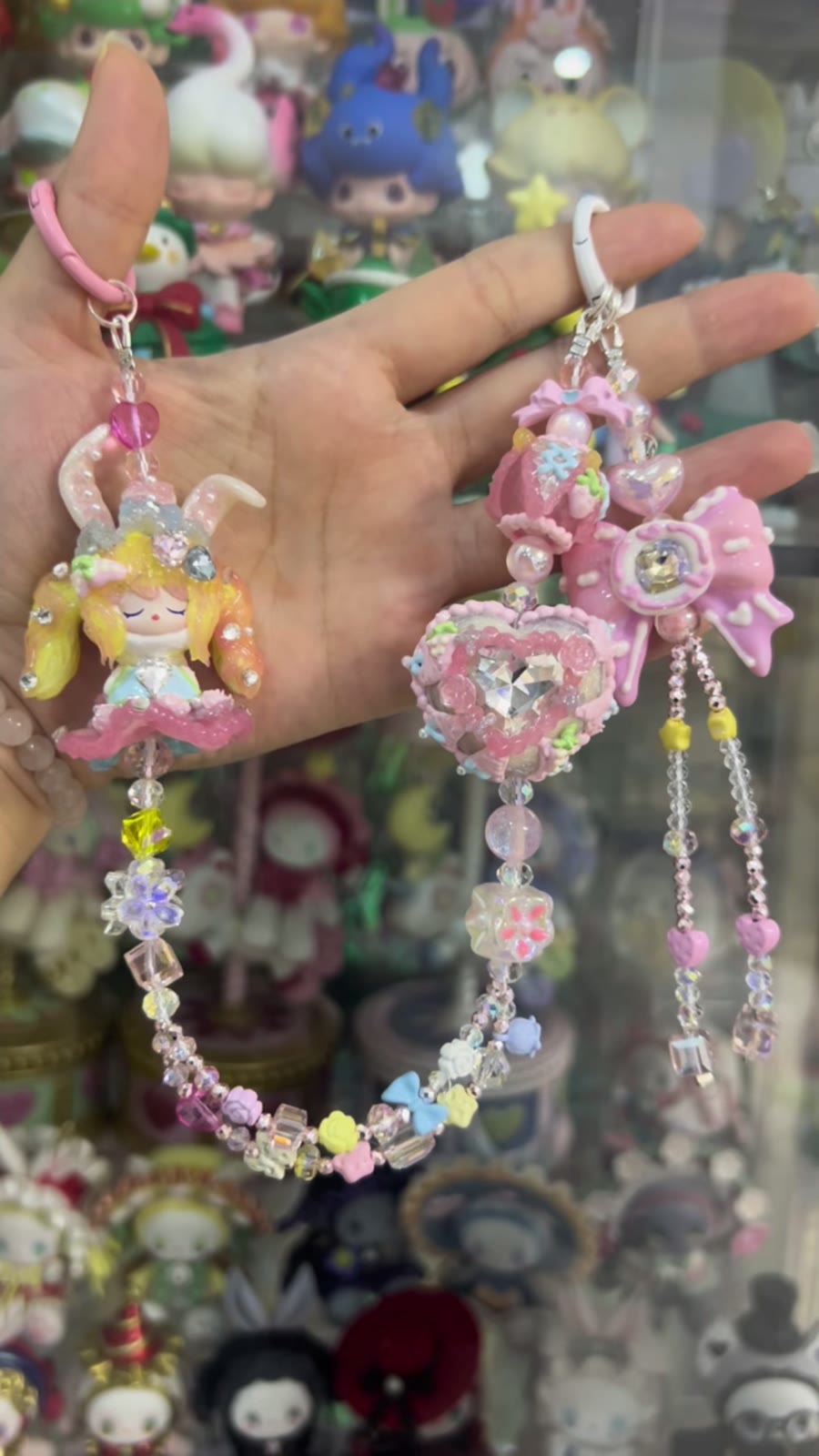 Taschenanhänger mit rosaem Hasenmäd und Kristallsteinen