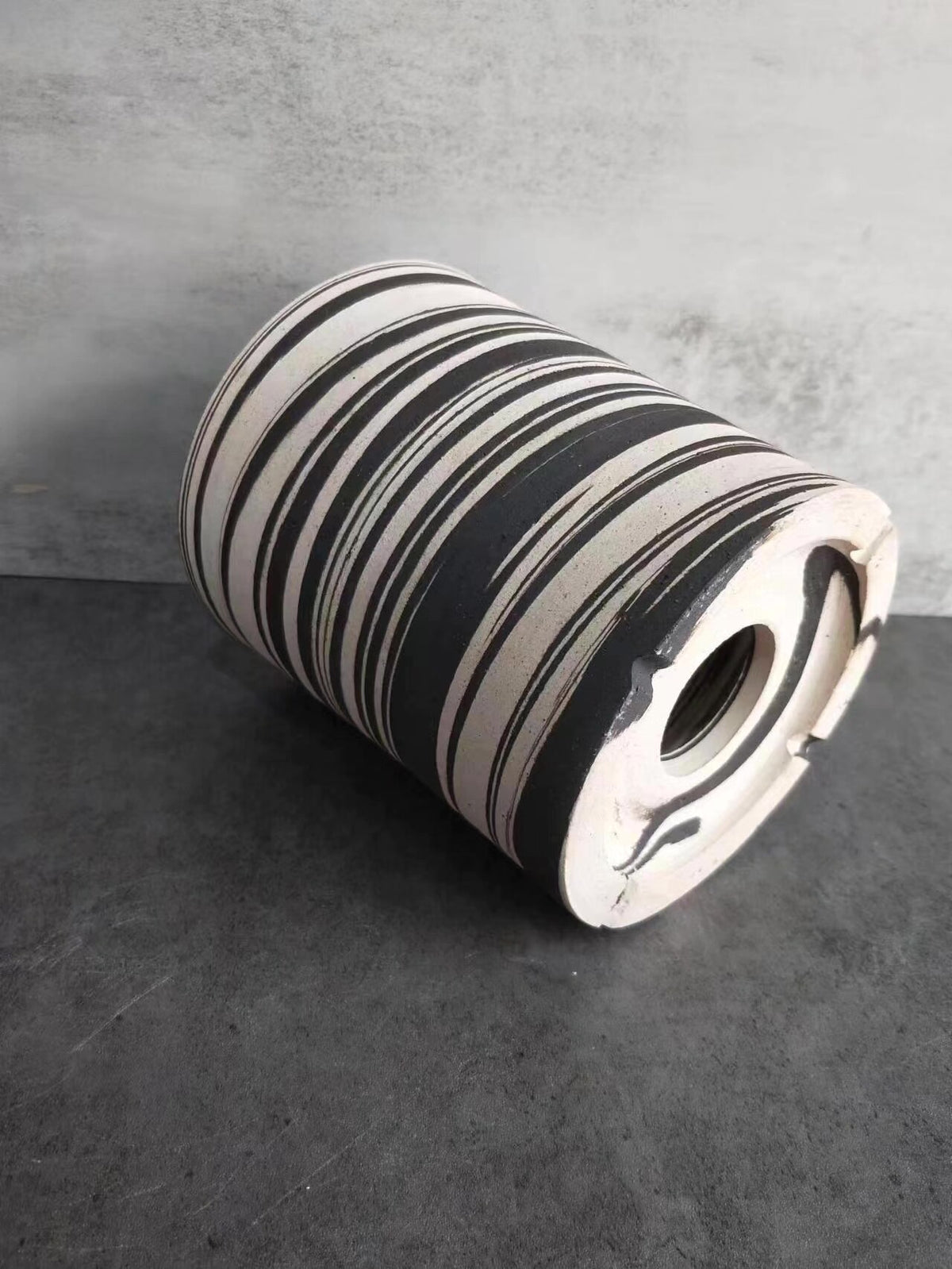 Vaso cilíndrico de cerámica artesanal de alta temperatura sin esmaltar