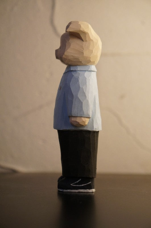 Handgefertigte Schweinefigur aus Lindenholz