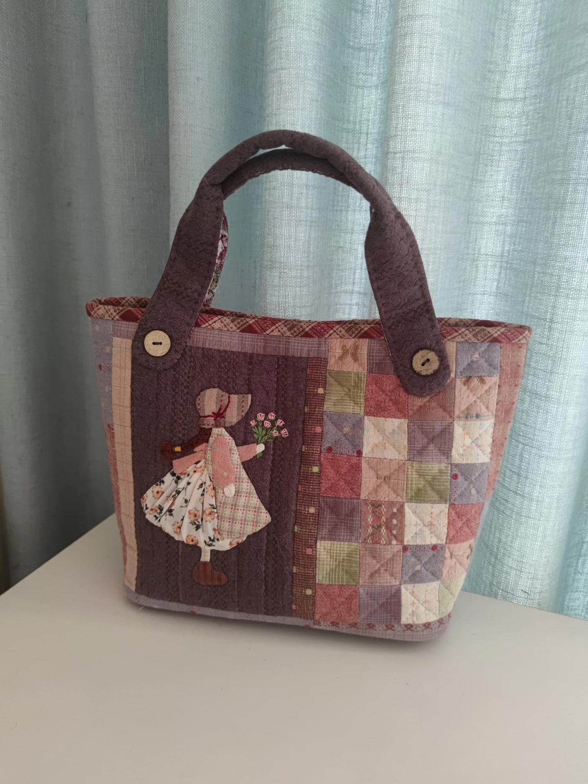 Saco de Mão em Patchwork Feito à Mão com Aplicação Sunbonnet Sue