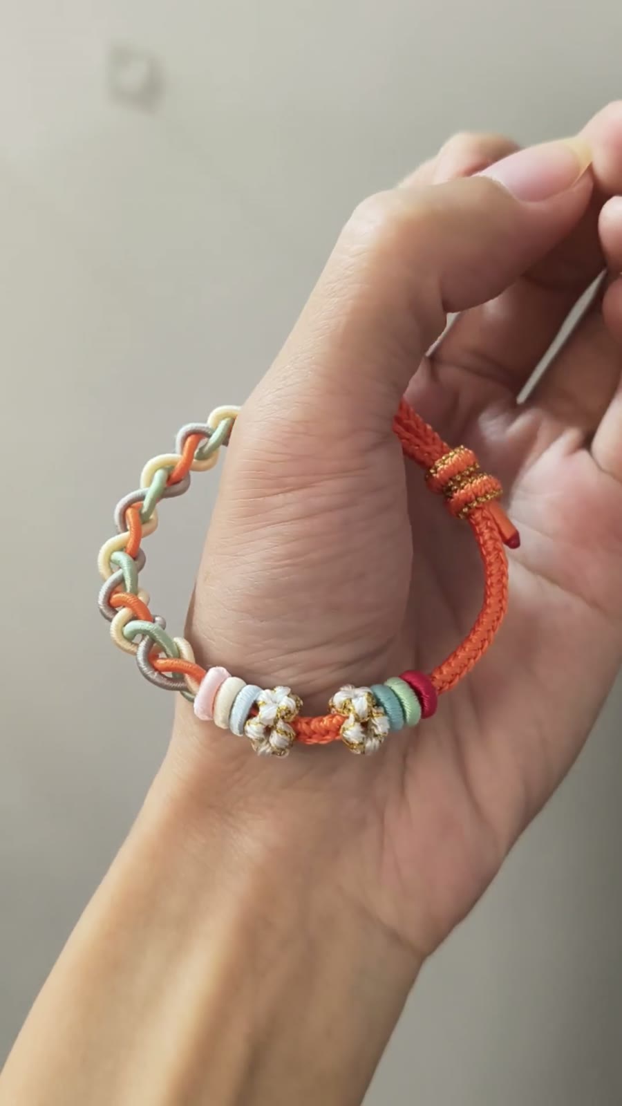 Pulsera de cordón tejida a mano en degradado naranja y gris