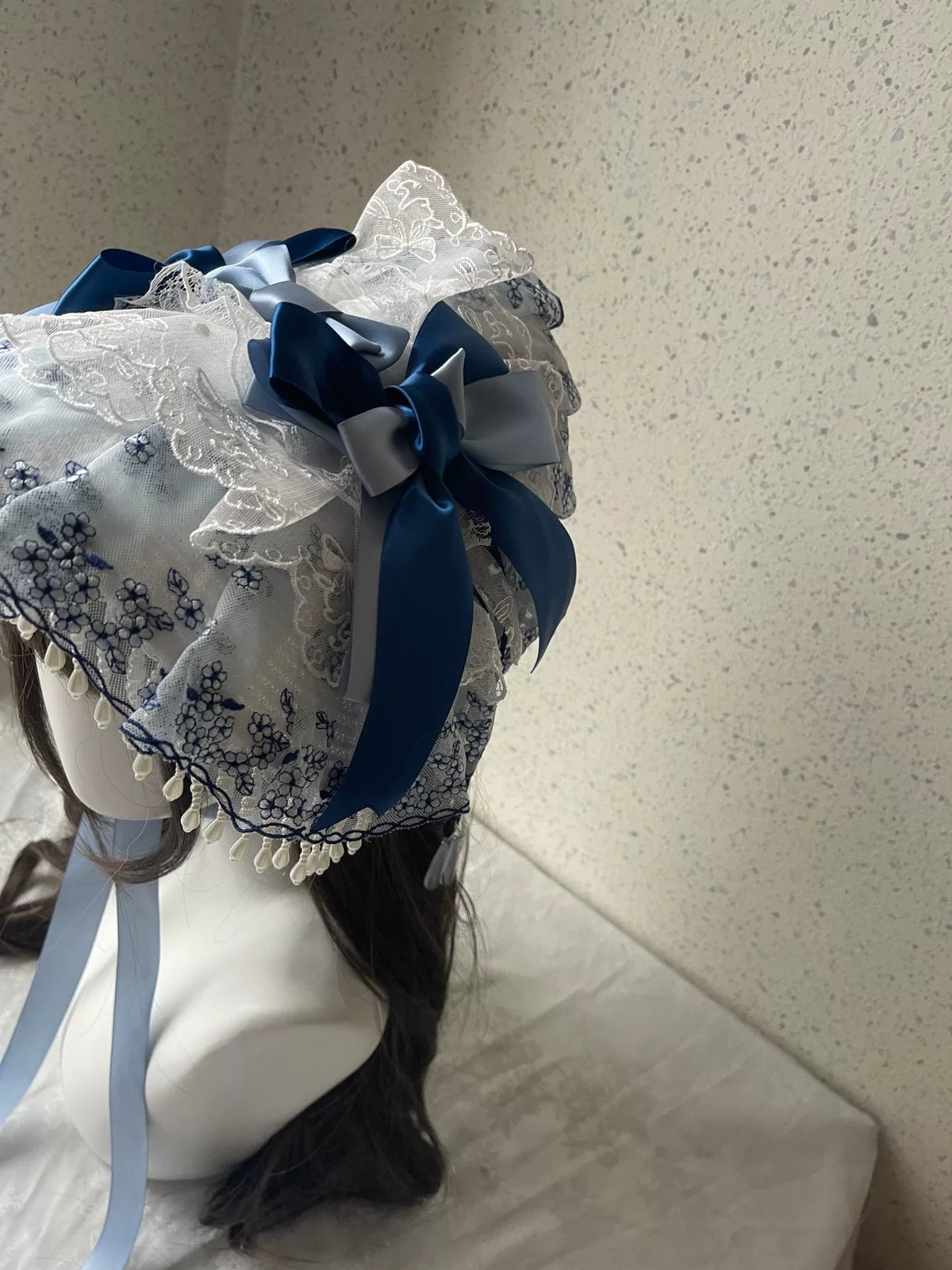 Blau-weiße Lolita-Bonne mit Spitze