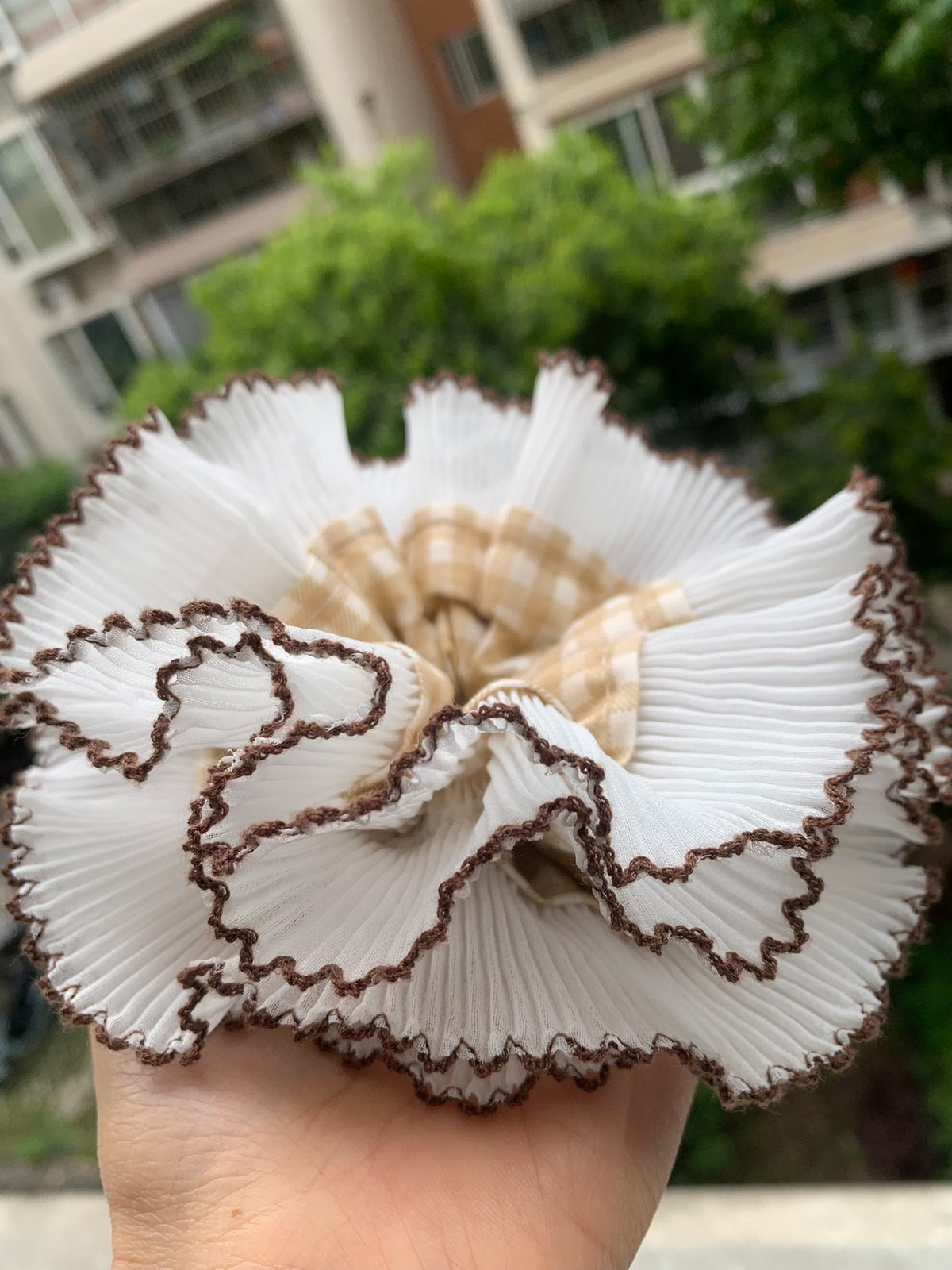 Accessoire de cheveux fleur vichy blanc et bords festelonnés