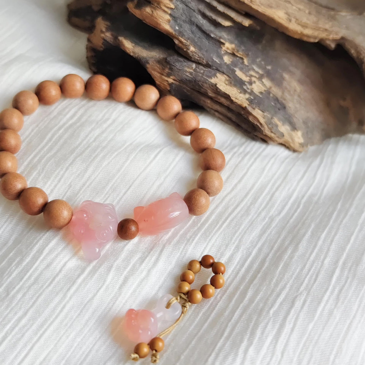 Old Mountain Sandalwood Crimson Agate Cat Bracelet