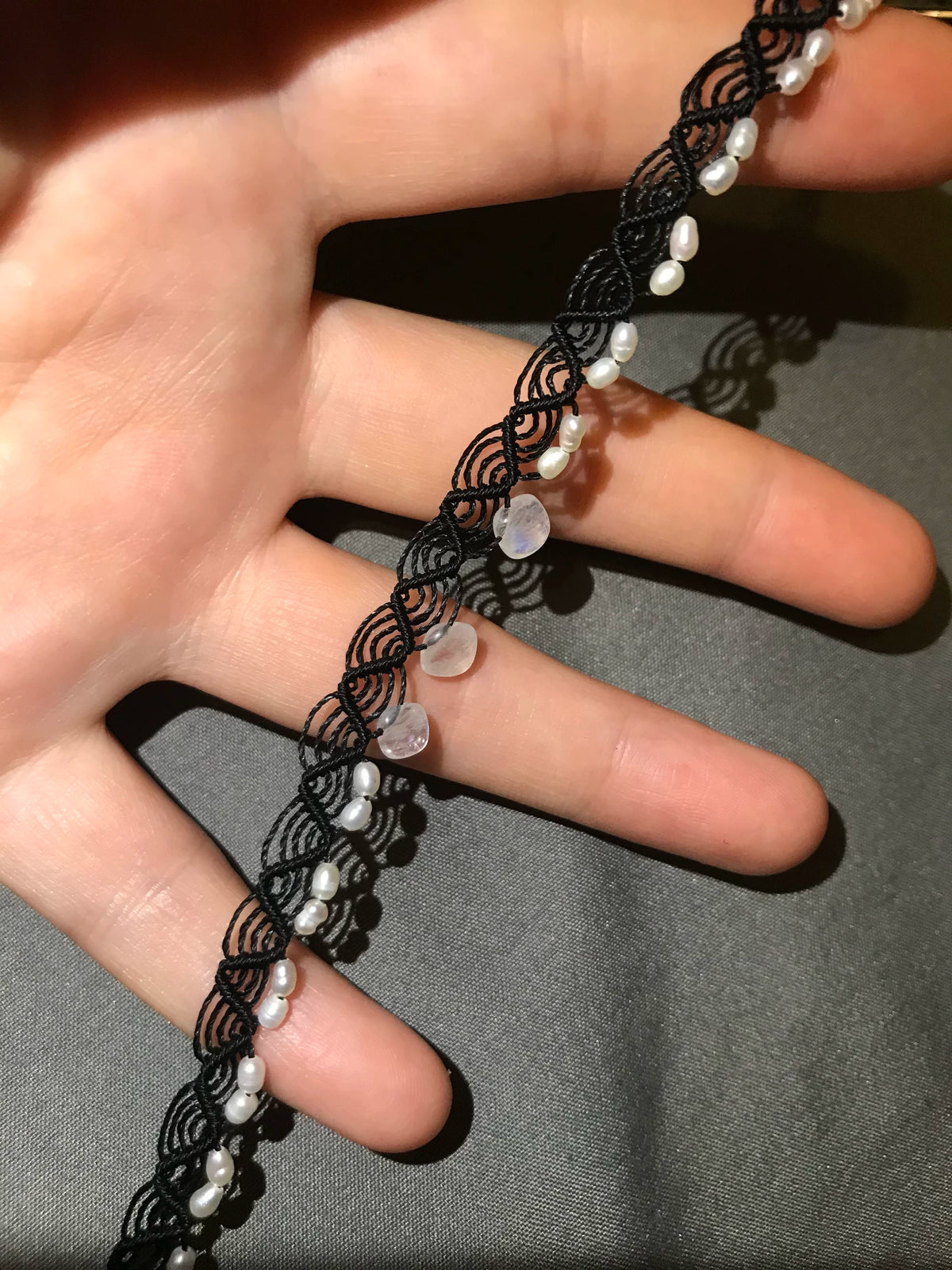 Braccialetto in macramè nero con pietra di luna blu