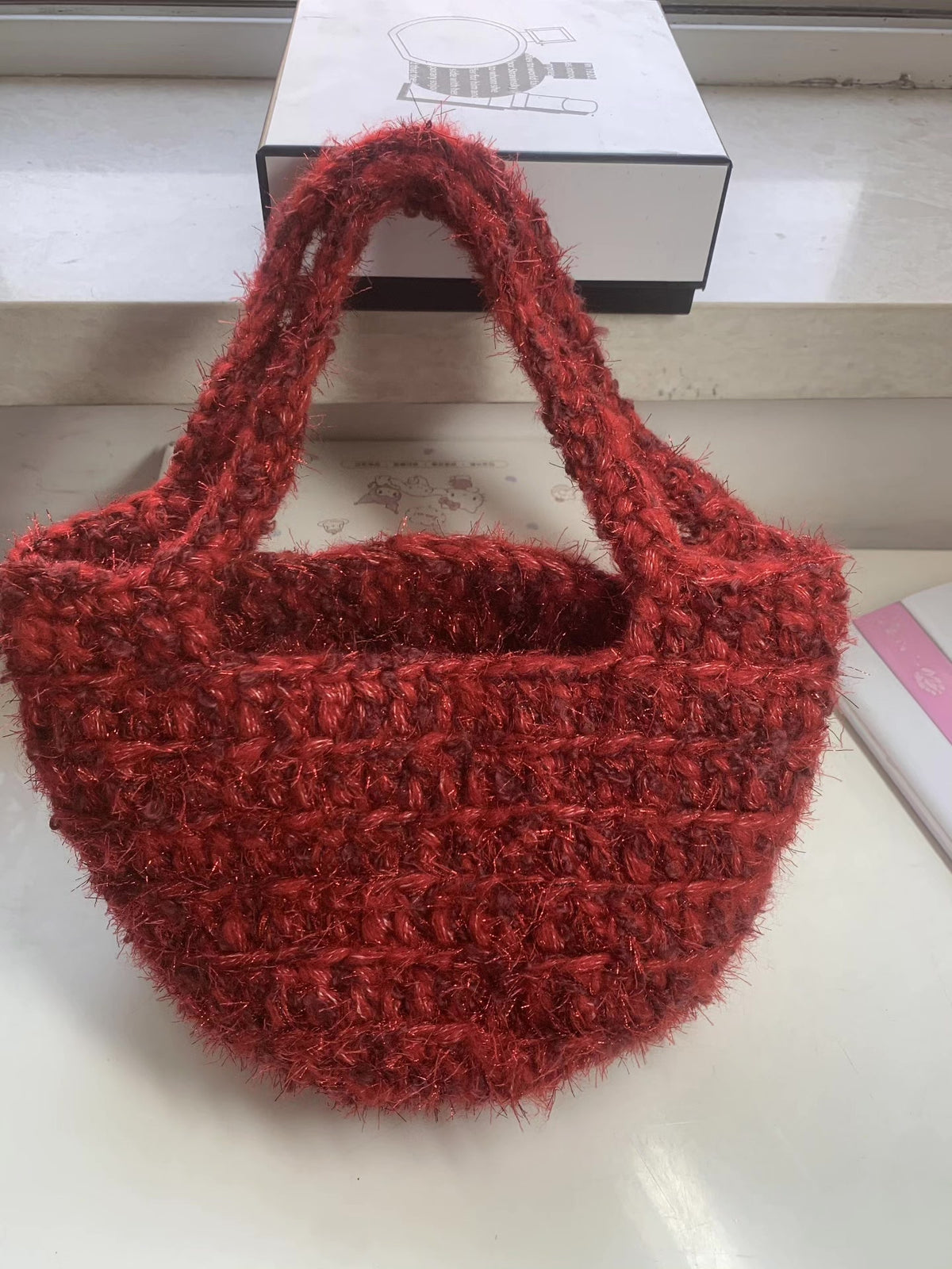 Bolso de granza roja con brillo hecho a mano