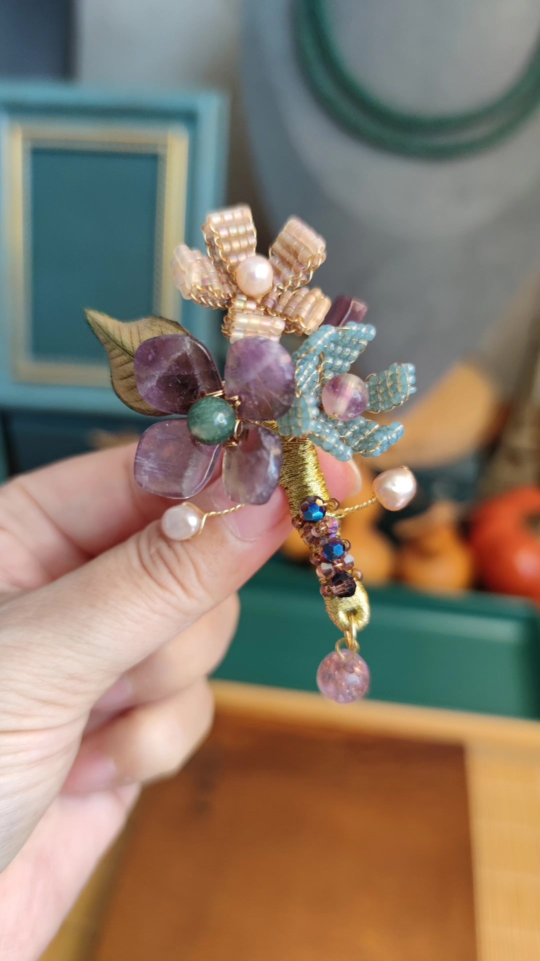 Broche florale perlée en améthyste faite main