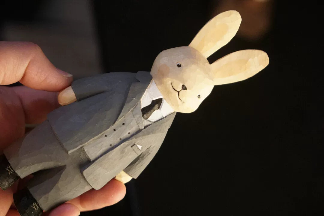 Escultura de Coelho em Madeira com Fato Esculpida à Mão