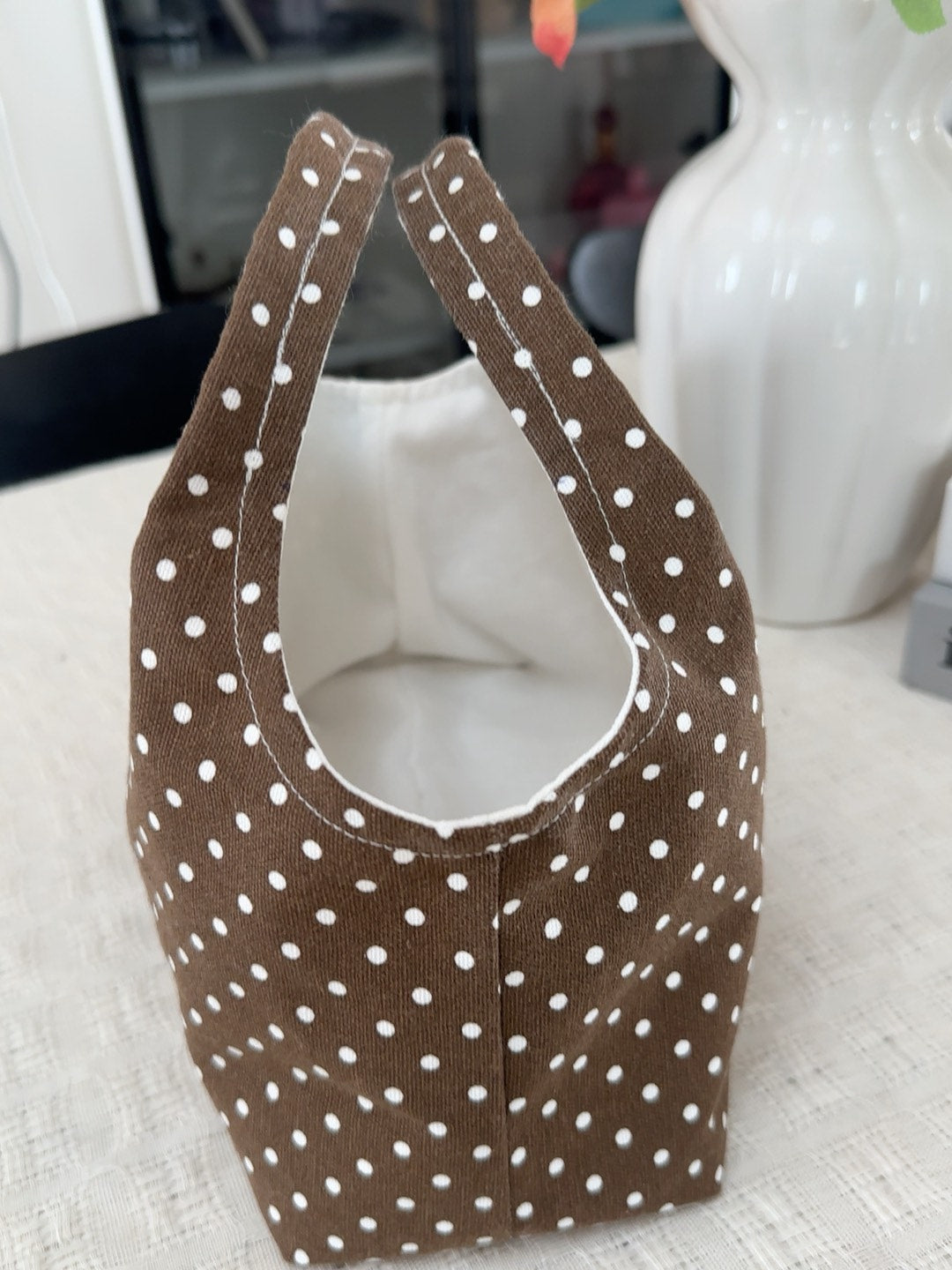 Braune Stofftasche mit Punktmuster