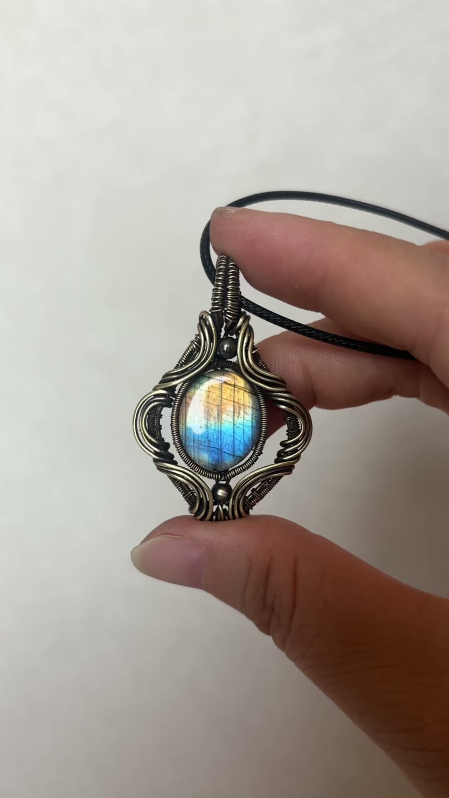 Collier Pendentif en Labradorite et Fil Torsadé