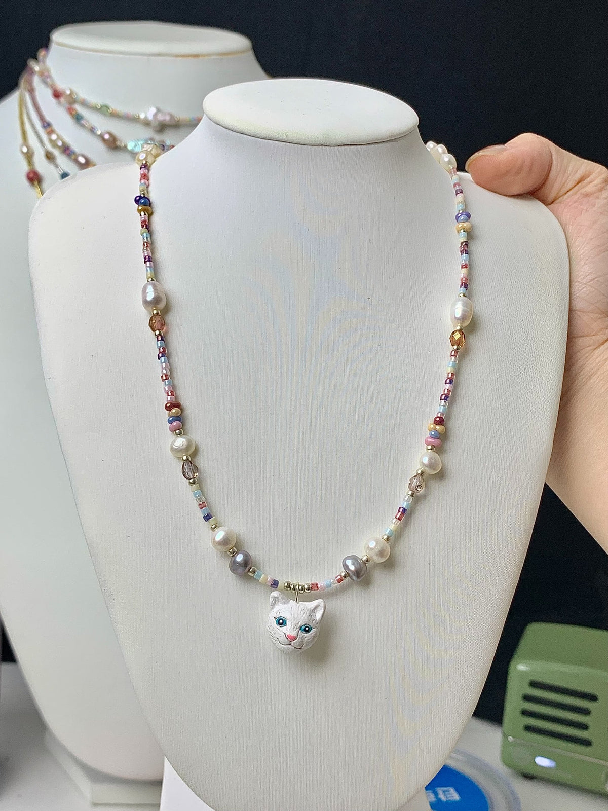 Collier de perles avec pendentif chat et perles d'eau douce