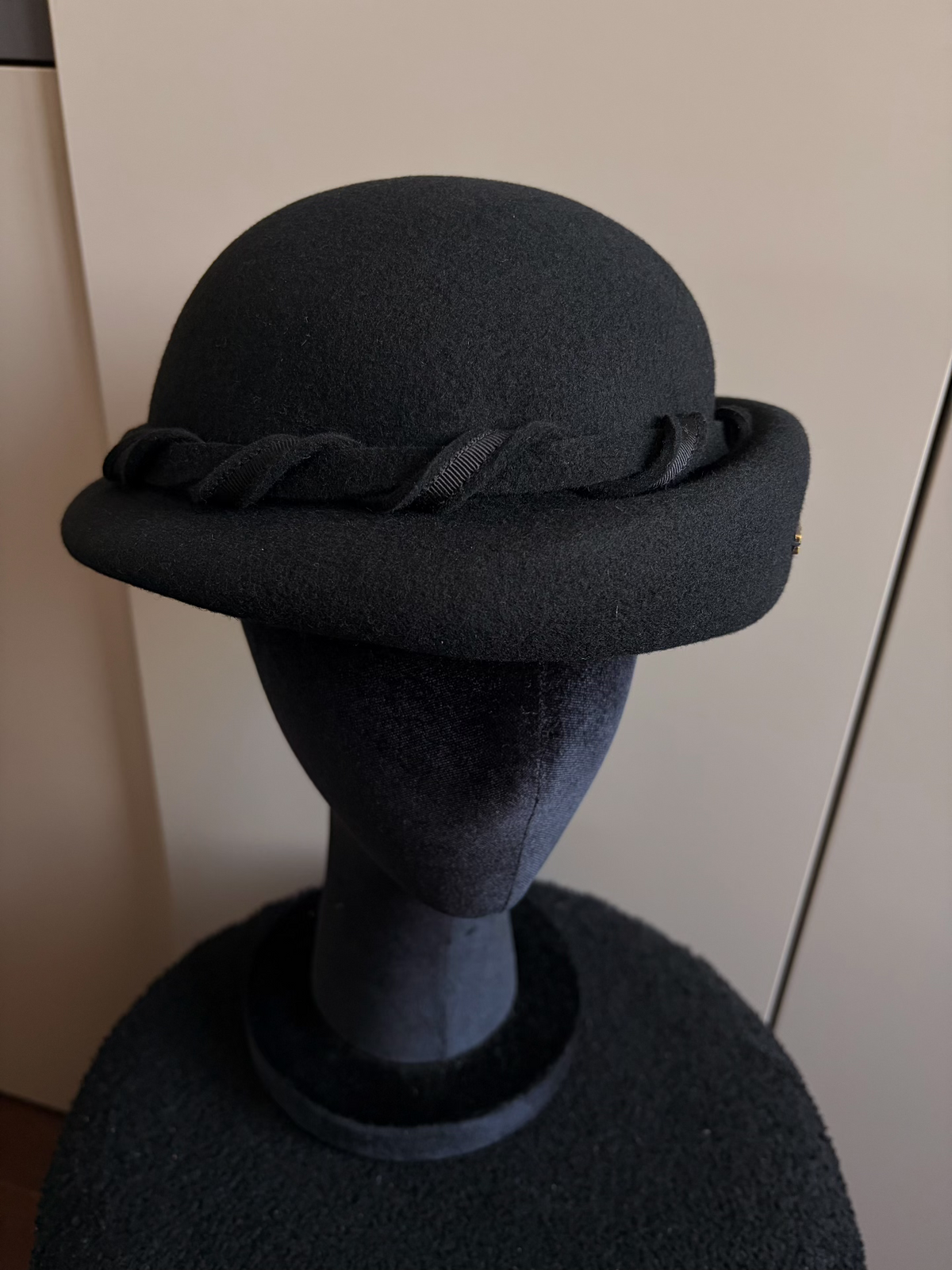 Béret en feutre de laine noir avec galon tressé