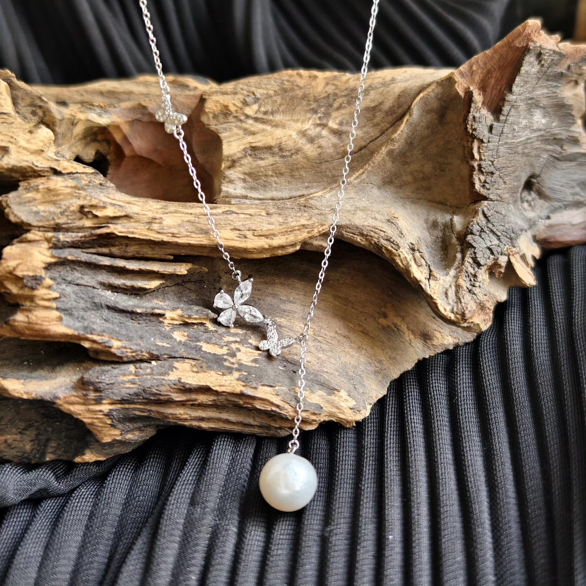 Collana con farfalla in argento e perla da 10,5 mm